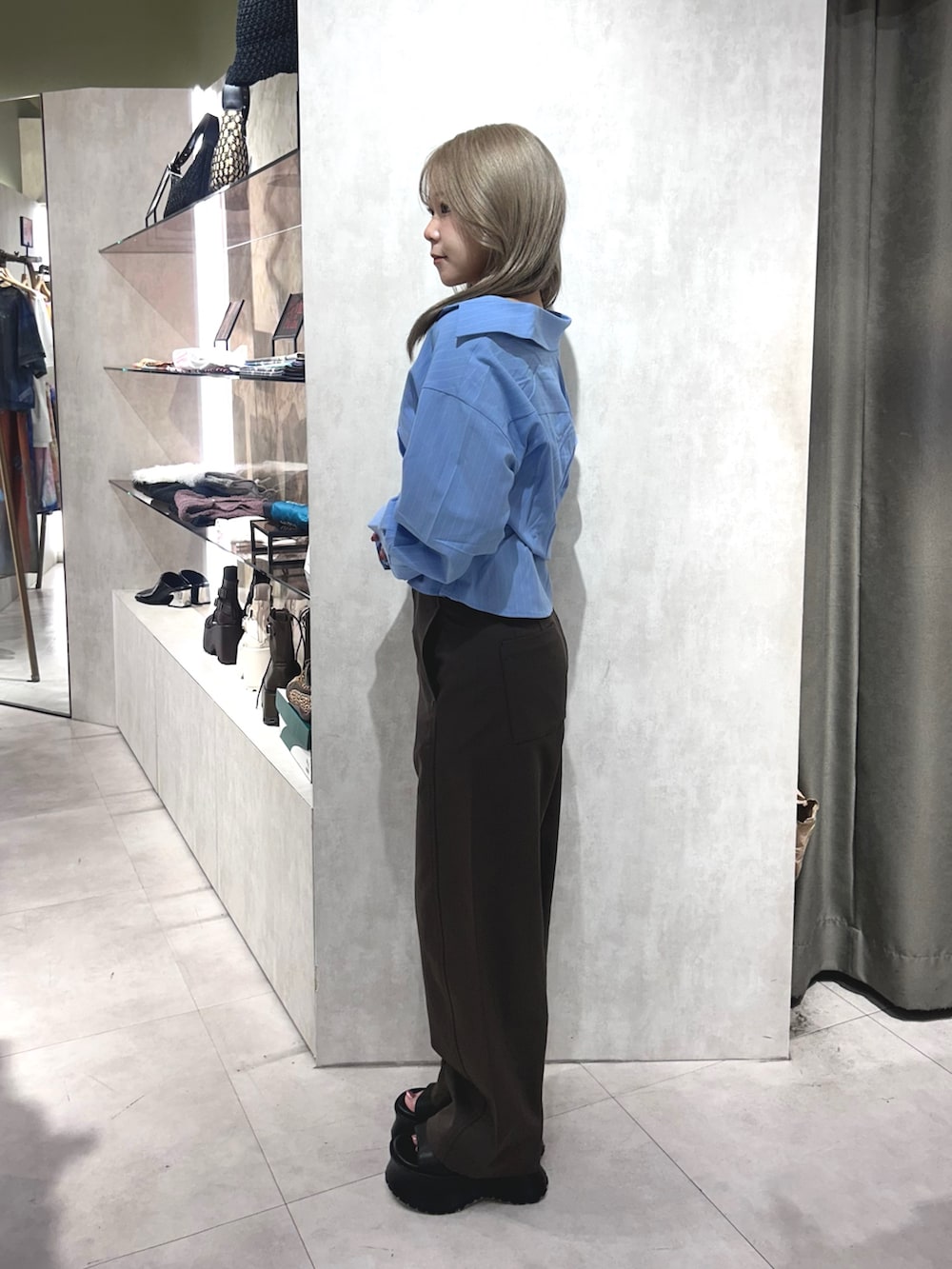 ブラック系のサンダル、ブラウン系のその他パンツ、ブルー系のシャツ/ブラウスを着用したレディースの夏コーディネートの2枚目の写真
