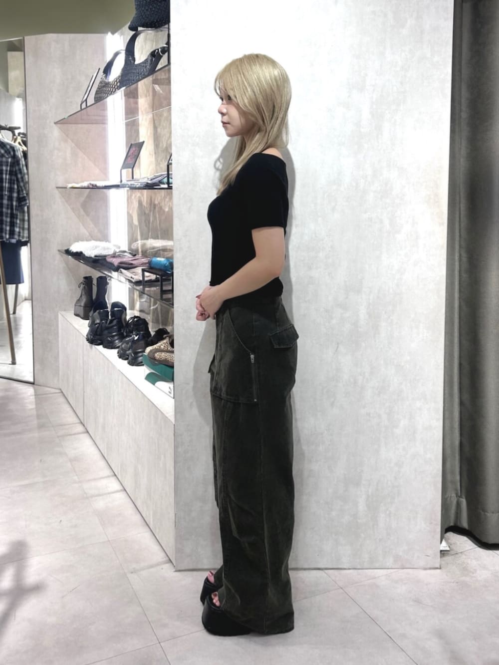 ブラック系のブーツ、グリーン系のカーゴパンツ、ブラック系のTシャツ/カットソーを着用したレディースの夏コーディネートの2枚目の写真