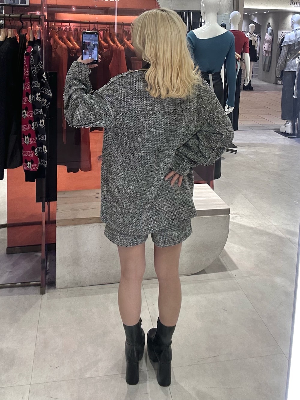 グレー系のテーラードジャケット、グレー系のその他パンツ、ブラック系のブーツを着用したレディースの春コーディネートの3枚目の写真