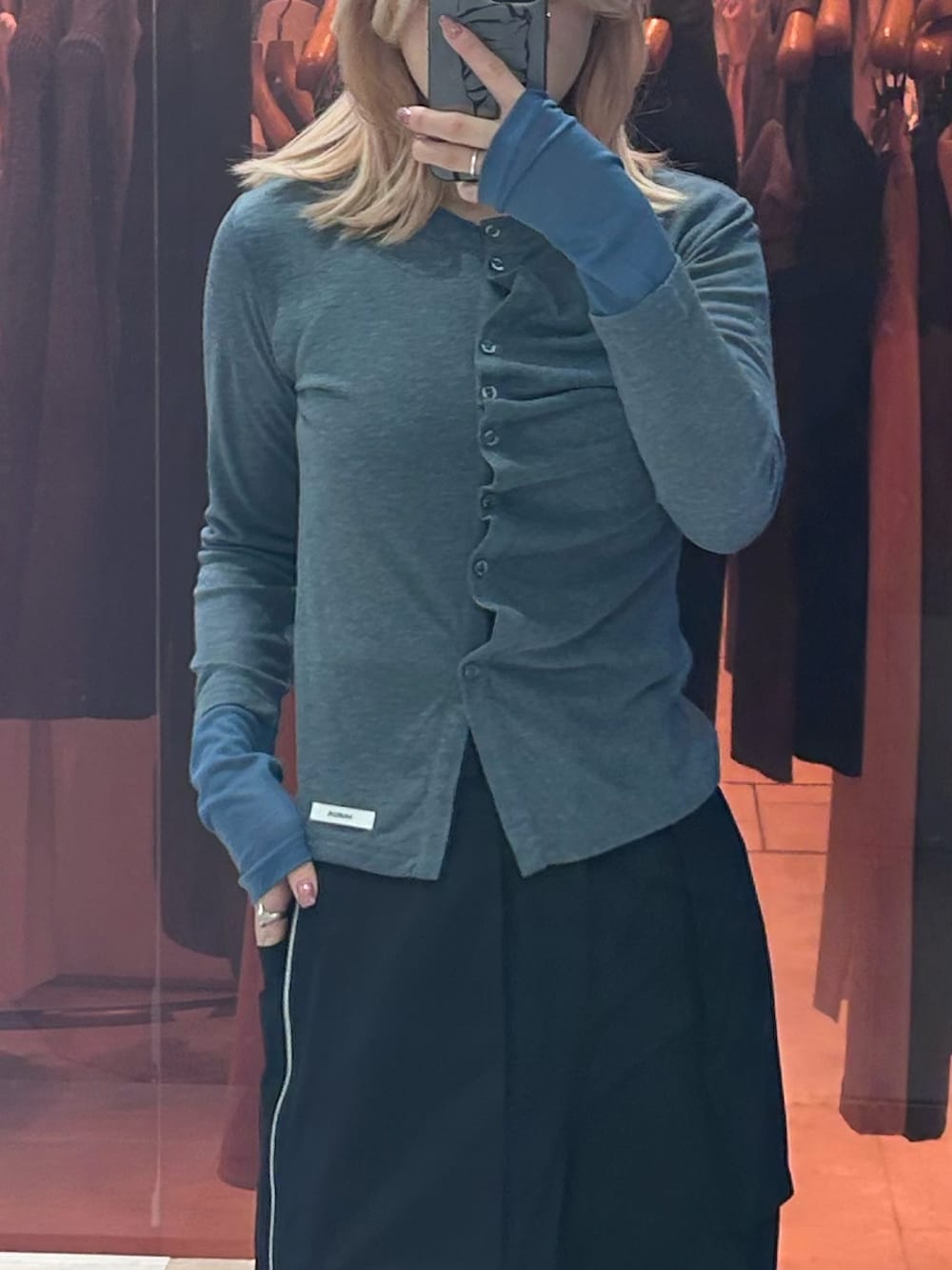 ブラック系のカーゴパンツ、ブラック系のブーツ、ブルー系のカーディガン/ボレロを着用したレディースの春コーディネートの4枚目の写真