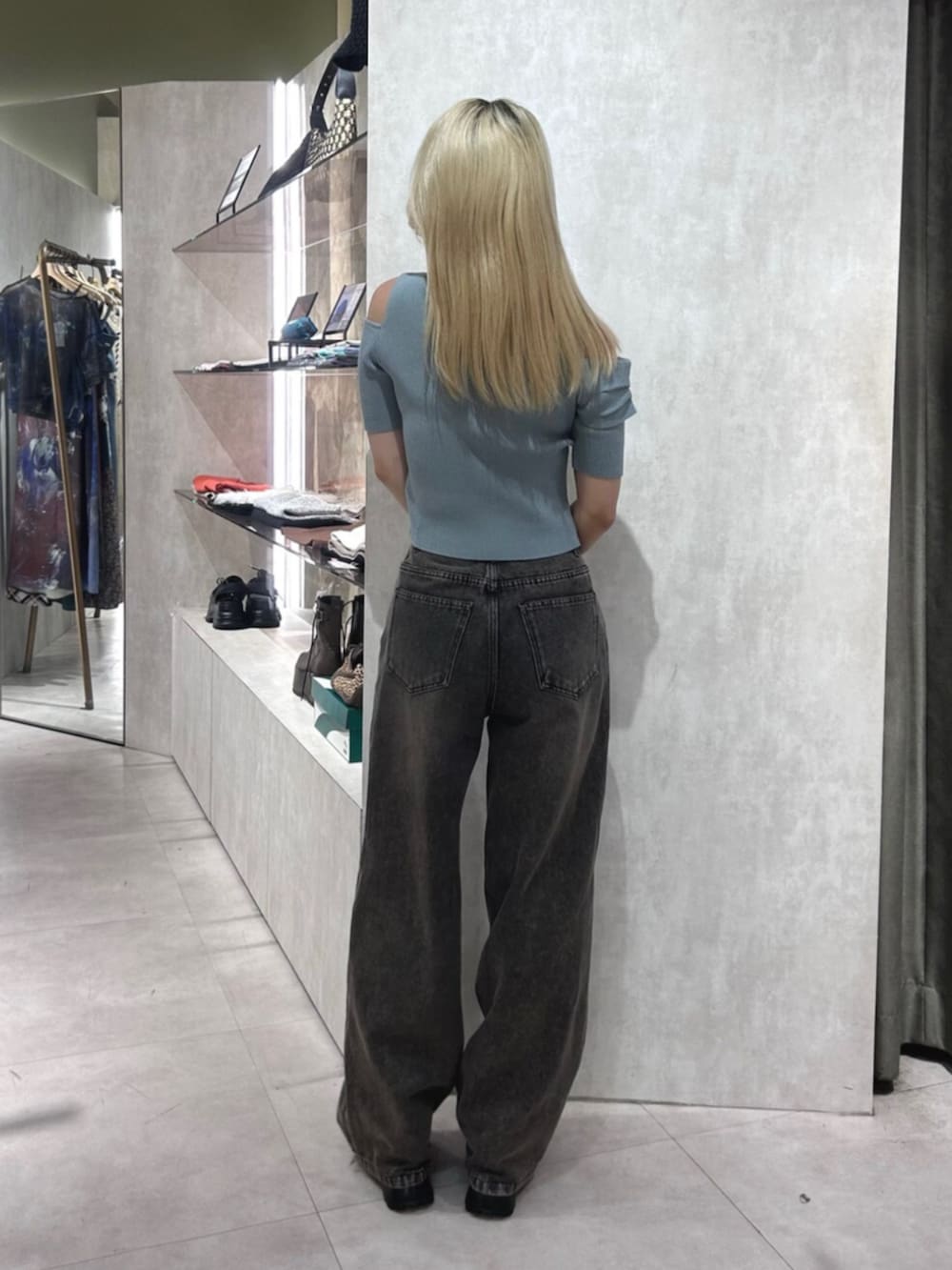 グリーン系のサンダル、ブラック系のデニムパンツ、ブルー系のニット/セーターを着用したレディースの夏コーディネートの3枚目の写真