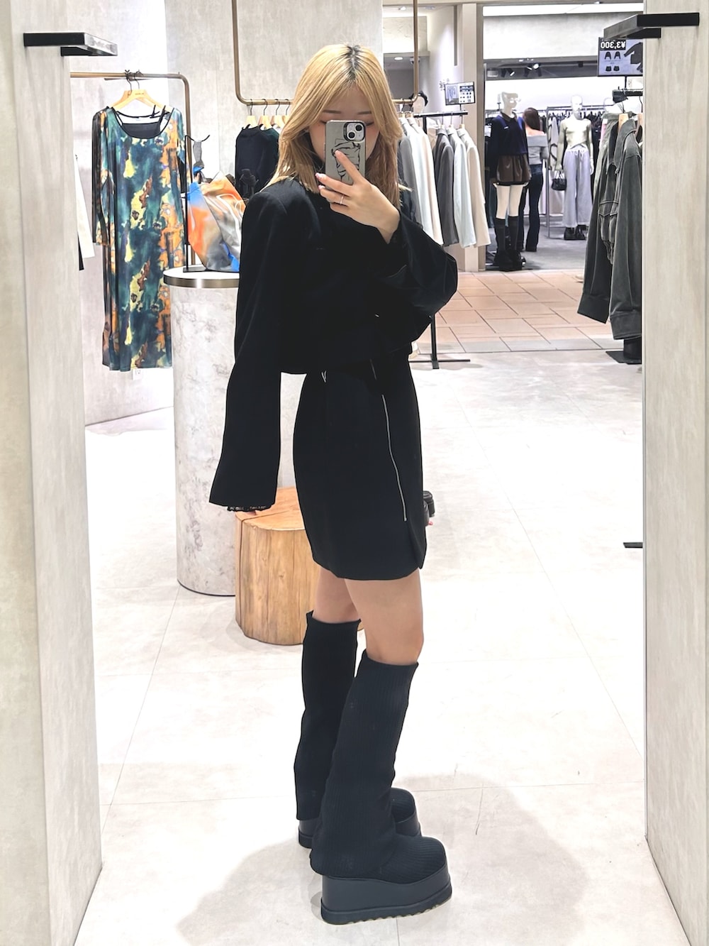 ブラック系のワンピース、ブラック系のブーツ、ブラック系のTシャツ/カットソーを着用したレディースの春コーディネートの2枚目の写真