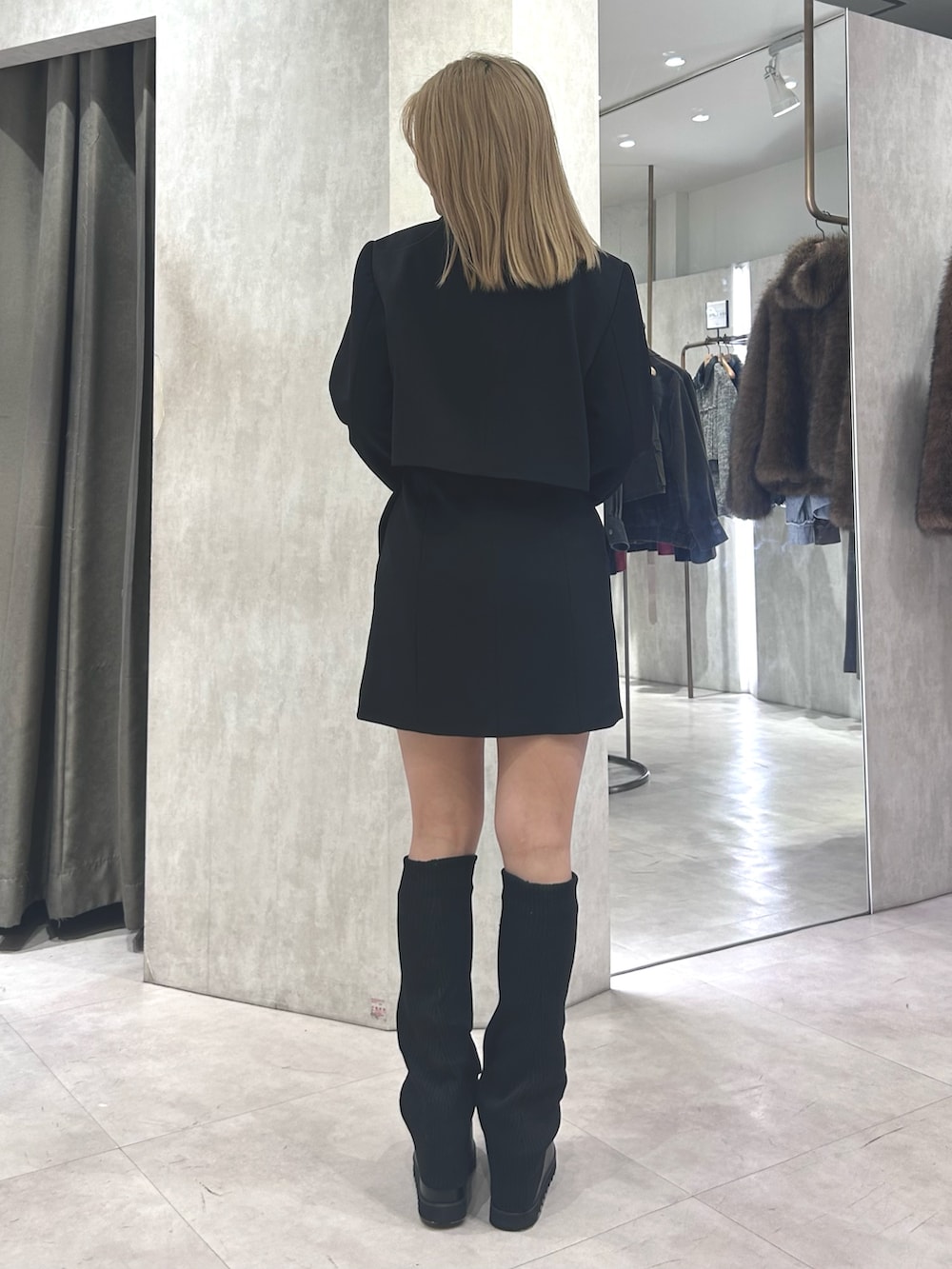 ブラック系のワンピース、ブラック系のブーツ、ブラック系のTシャツ/カットソーを着用したレディースの春コーディネートの3枚目の写真