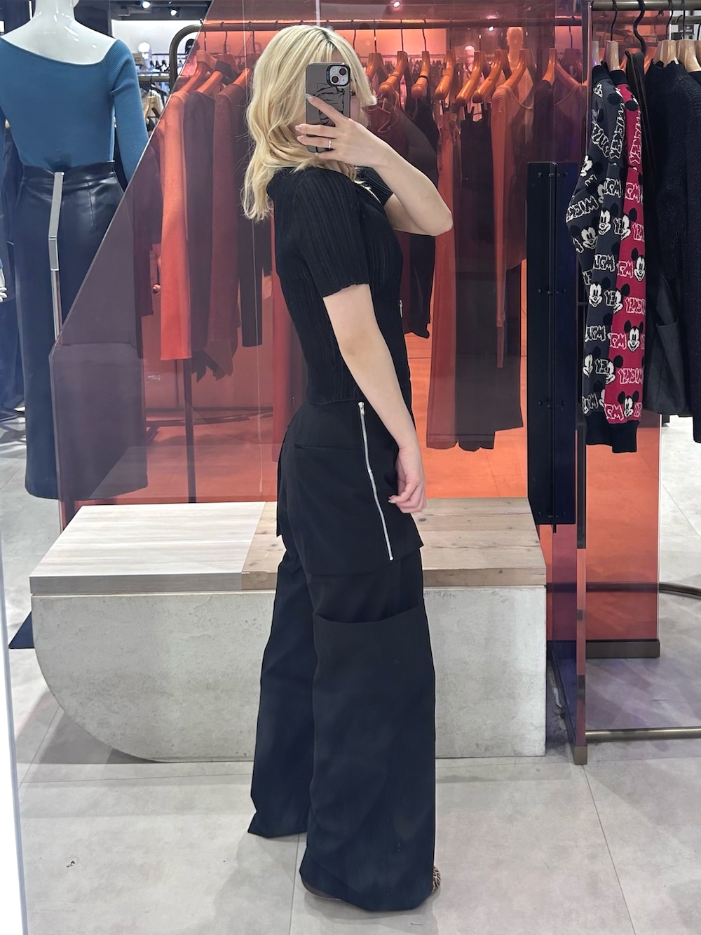 ブラック系のカーゴパンツ、その他のスニーカー、ブラック系のニット/セーターを着用したレディースの春コーディネートの2枚目の写真