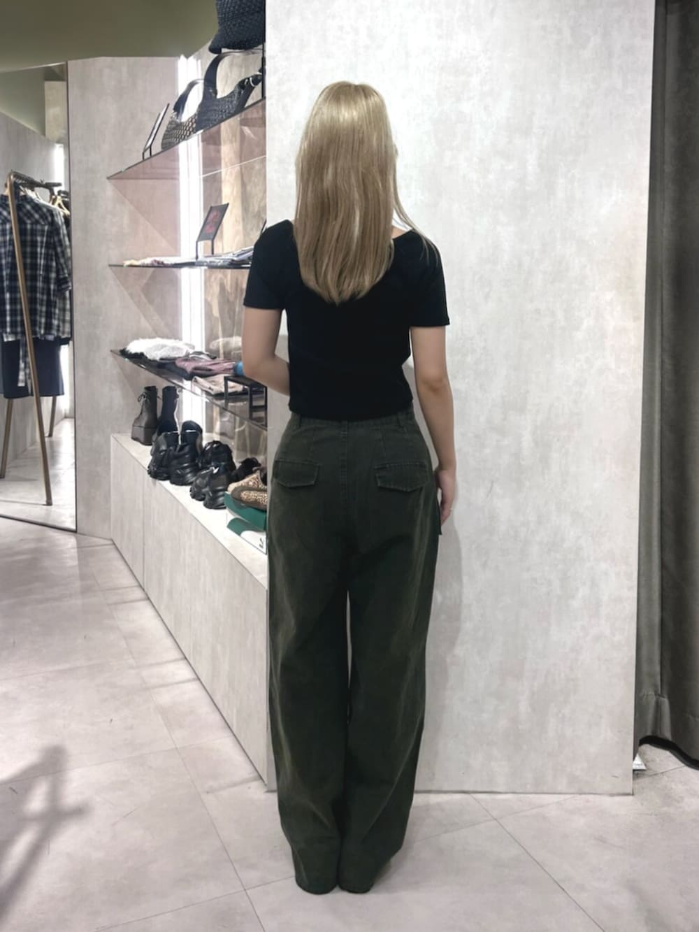 ブラック系のブーツ、グリーン系のカーゴパンツ、ブラック系のTシャツ/カットソーを着用したレディースの夏コーディネートの3枚目の写真