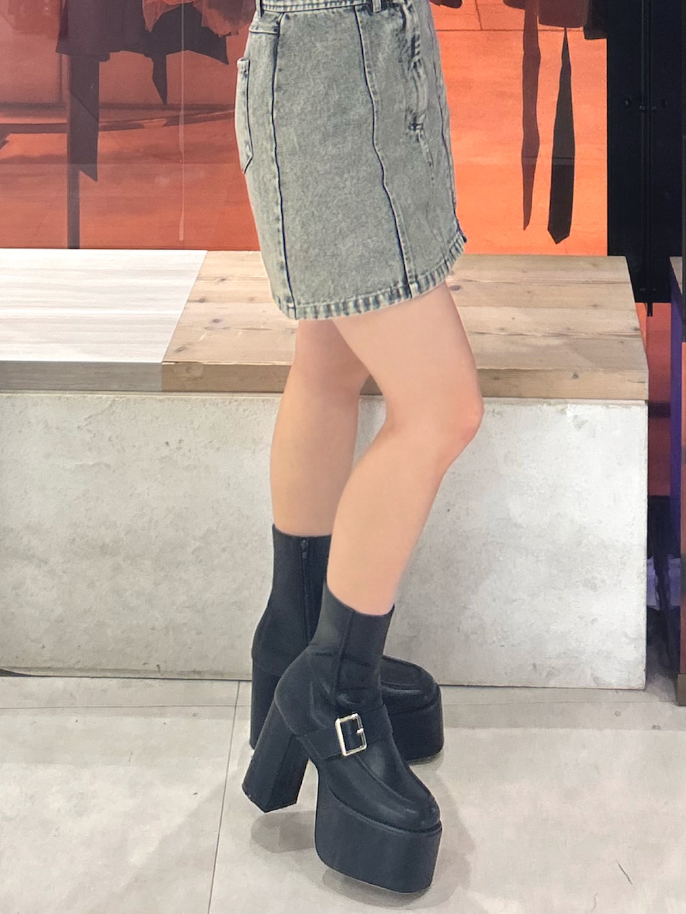 ブラック系のブーツ、ホワイト系のTシャツ/カットソー、グリーン系のデニムジャケットを着用したレディースの冬コーディネートの4枚目の写真