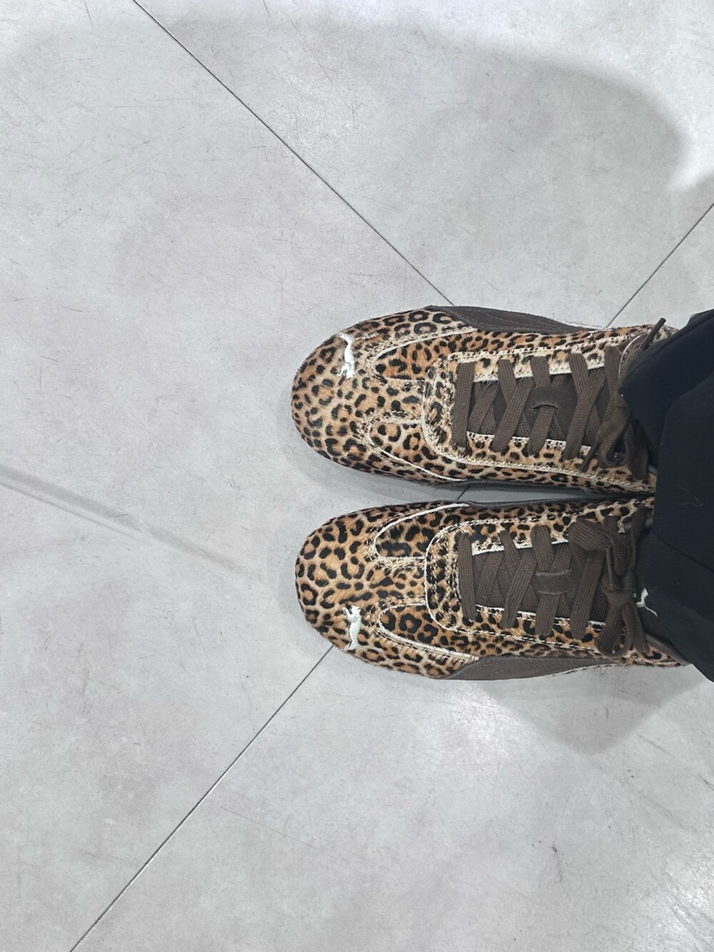 ブラック系のカーゴパンツ、その他のスニーカー、ブラック系のニット/セーターを着用したレディースの春コーディネートの4枚目の写真