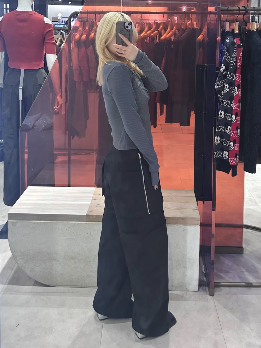 ブラック系のパンプス、グレー系のTシャツ/カットソー、ブラック系のカーゴパンツを着用したレディースの春コーディネートの2枚目の写真