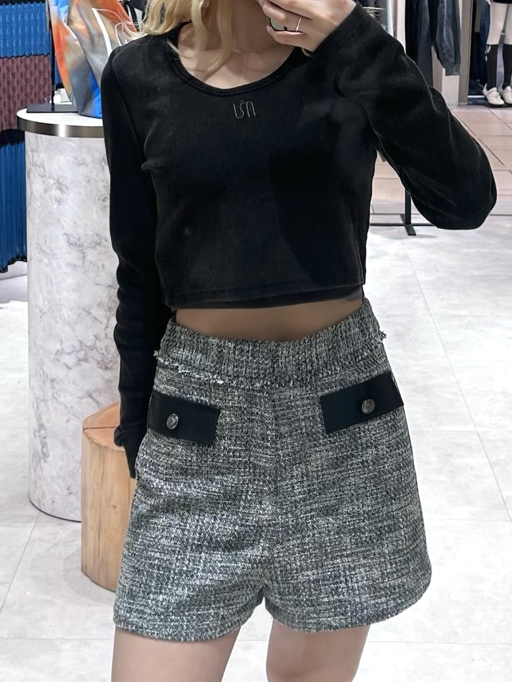 グレー系のテーラードジャケット、グレー系のその他パンツ、ブラック系のブーツを着用したレディースの春コーディネートの4枚目の写真