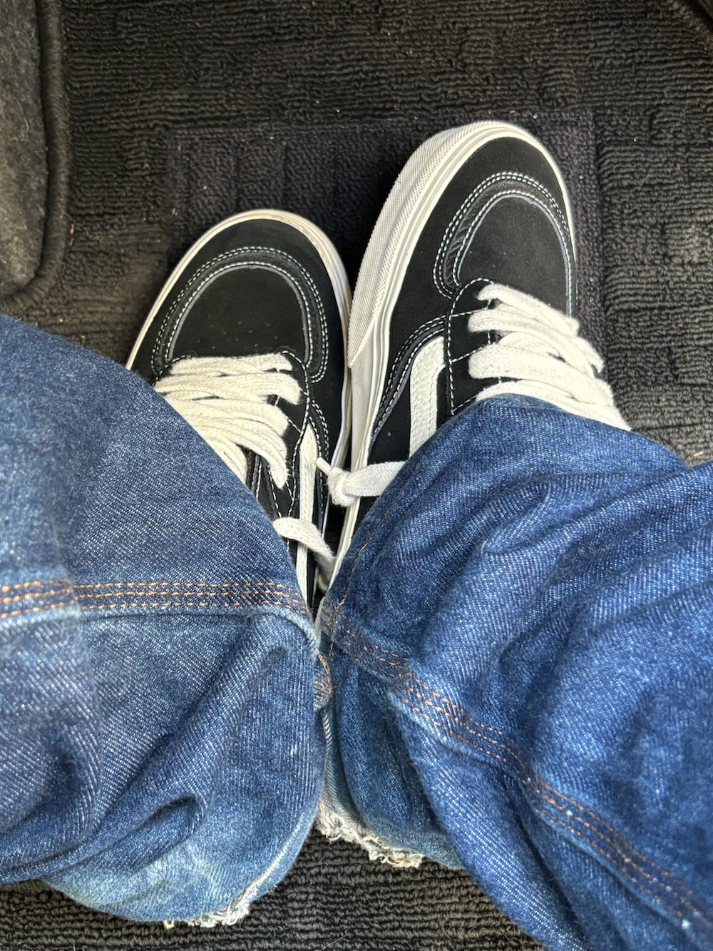 ブラック系のTシャツ/カットソー、ブルー系のデニムパンツ、シルバー系のキーケース/キーアクセサリーを着用したメンズの冬コーディネートの2枚目の写真