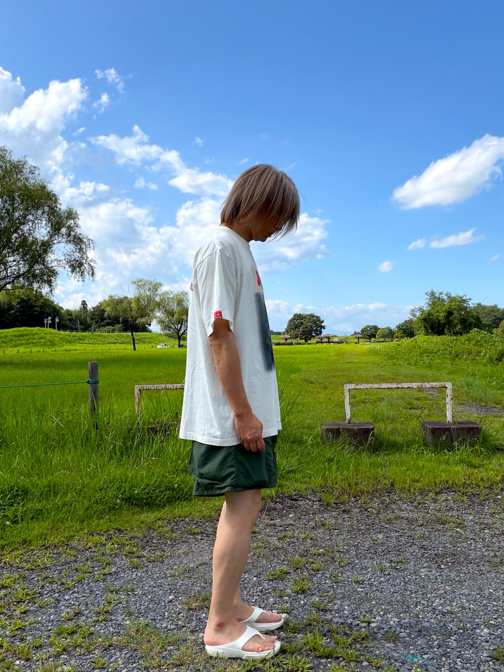 ホワイト系のサンダル、ホワイト系のTシャツ/カットソー、グリーン系のその他パンツを着用したメンズの夏コーディネートの2枚目の写真