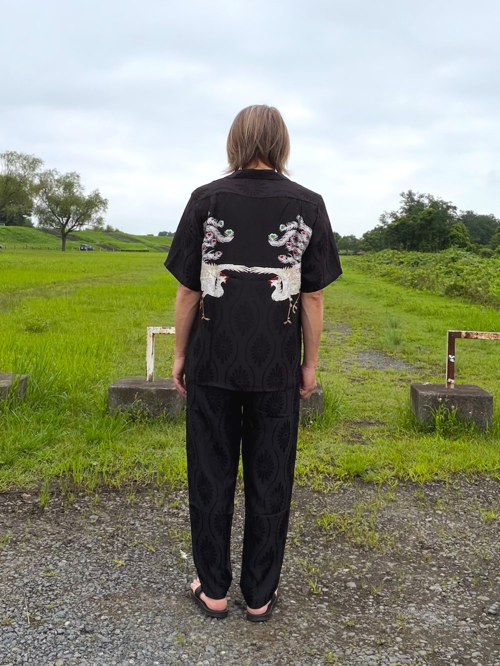ブラック系のシャツ/ブラウス、ブラック系のその他パンツ、ブラウン系のサンダルを着用したメンズの夏コーディネートの3枚目の写真