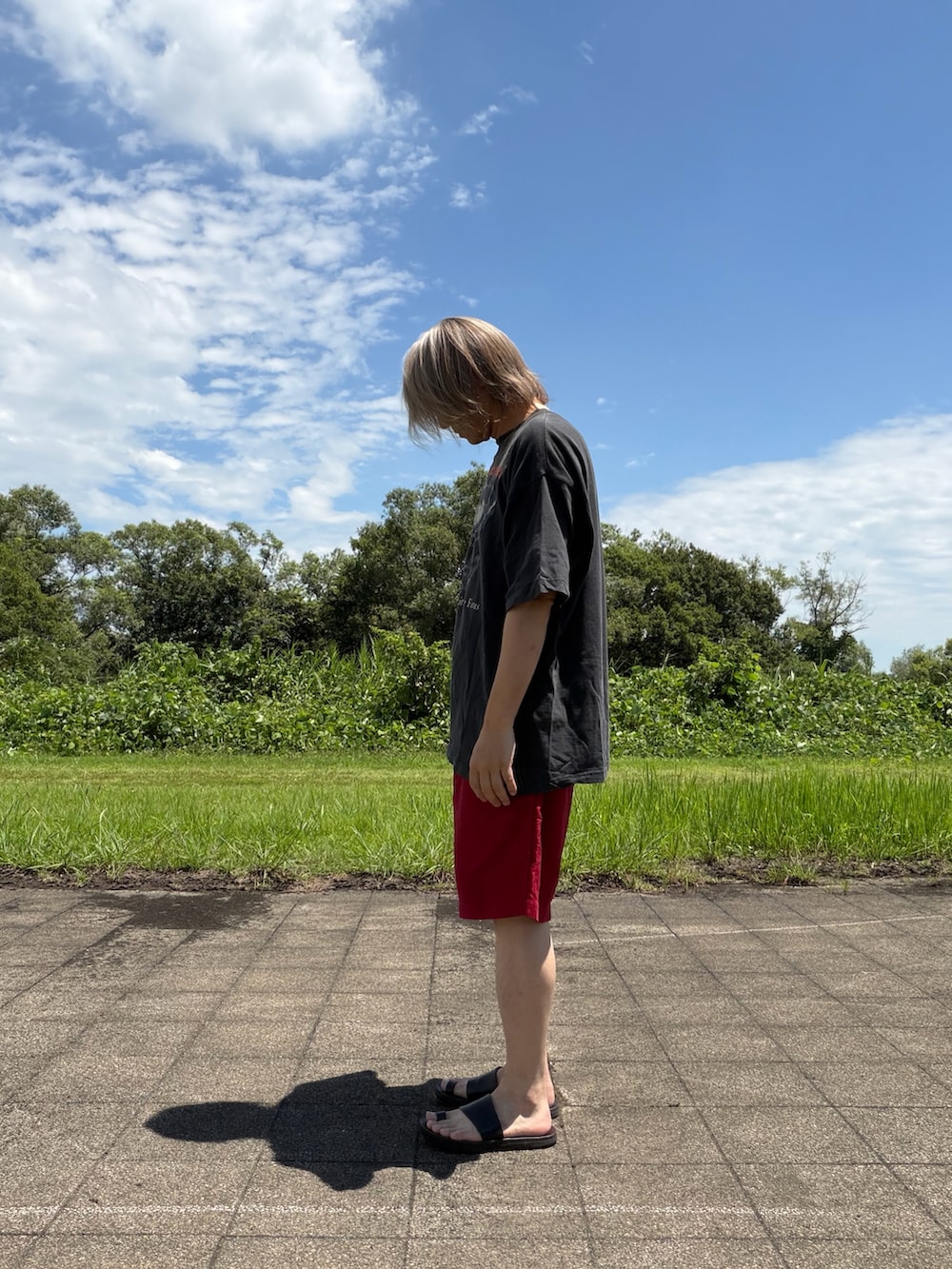 ブラック系のTシャツ/カットソー、レッド系のパンツを着用したメンズの夏コーディネートの4枚目の写真