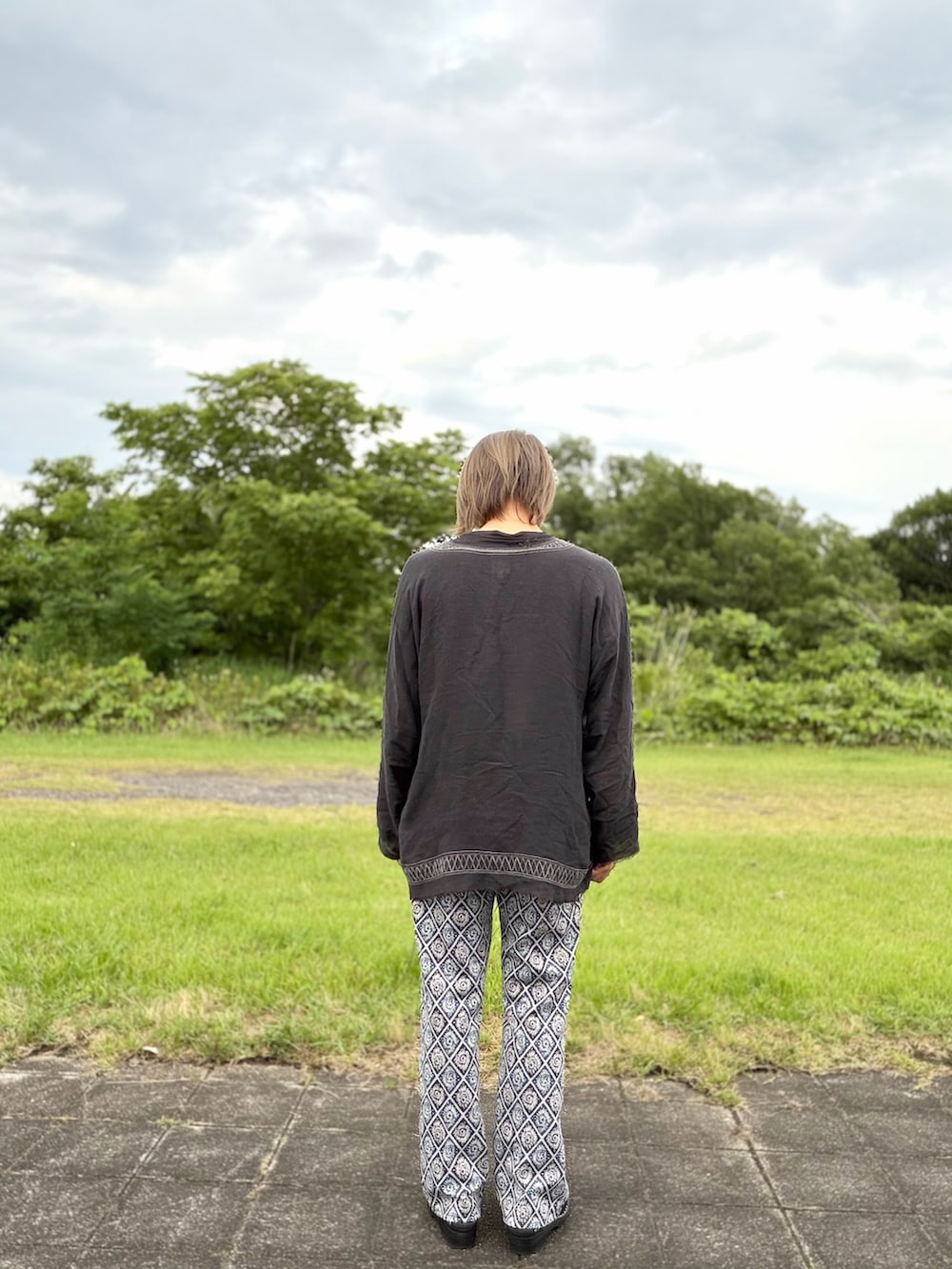グレー系のTシャツ/カットソー、ブルー系のその他パンツ、ブラック系のサンダルを着用したメンズの夏コーディネートの3枚目の写真