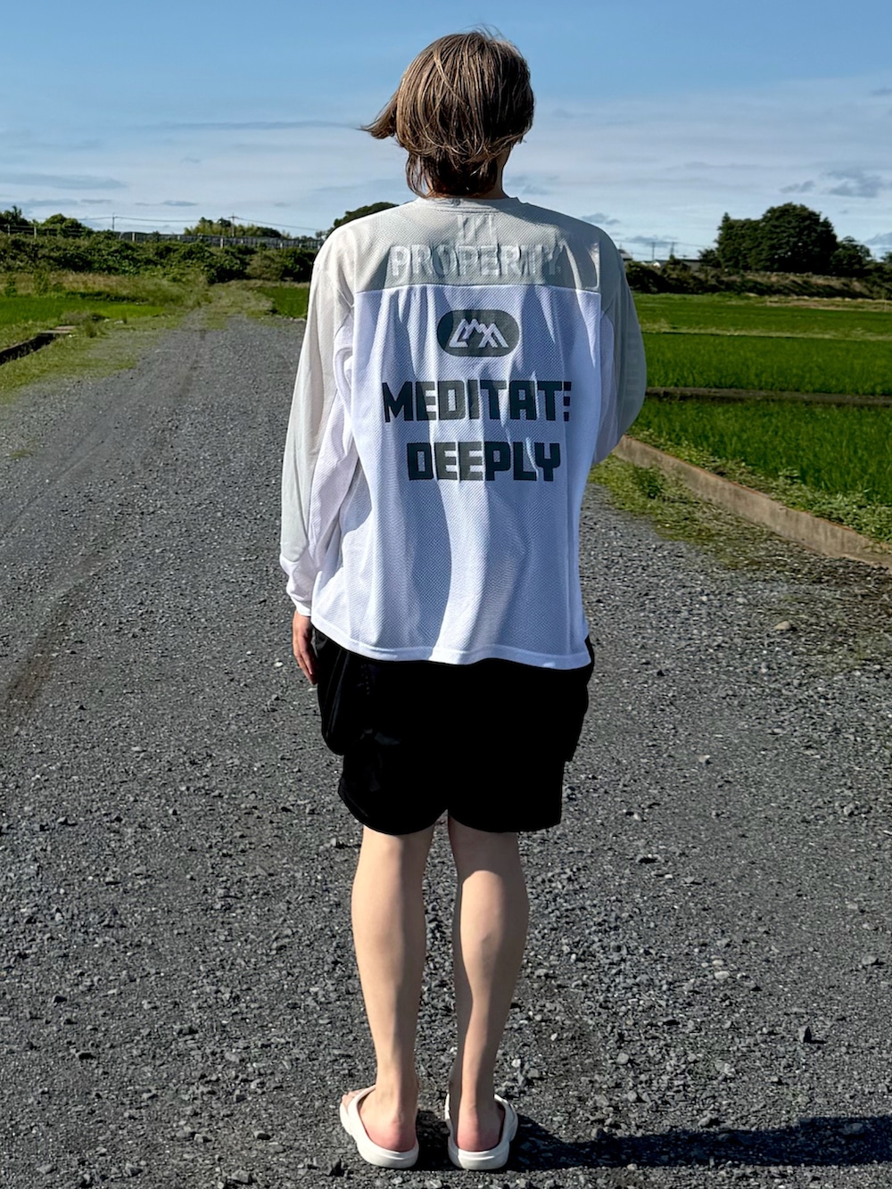 ホワイト系のTシャツ/カットソー、ブラック系のその他パンツ、ホワイト系のサンダルを着用したメンズの夏コーディネートの3枚目の写真
