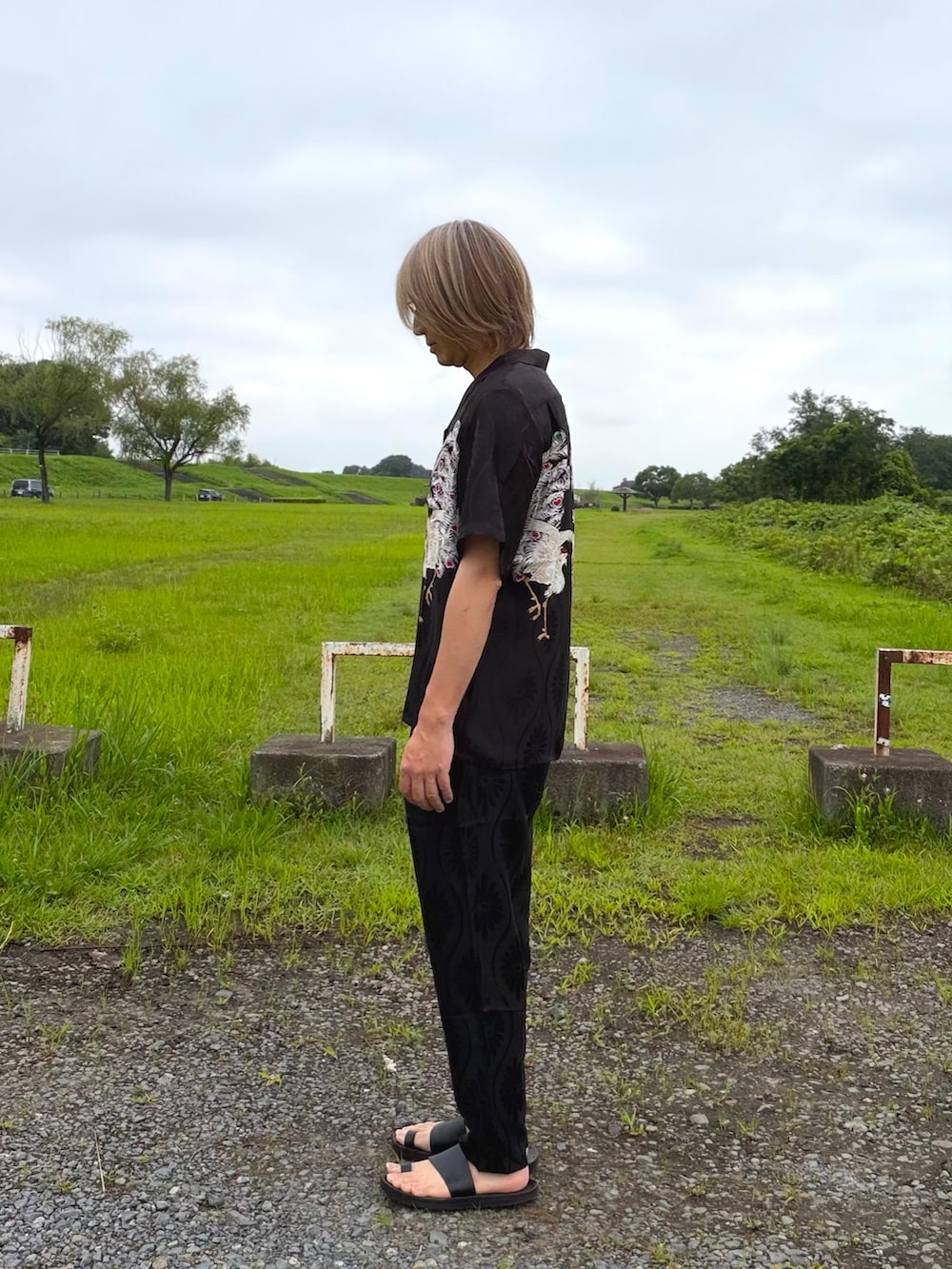 ブラック系のシャツ/ブラウス、ブラック系のその他パンツ、ブラウン系のサンダルを着用したメンズの夏コーディネートの2枚目の写真