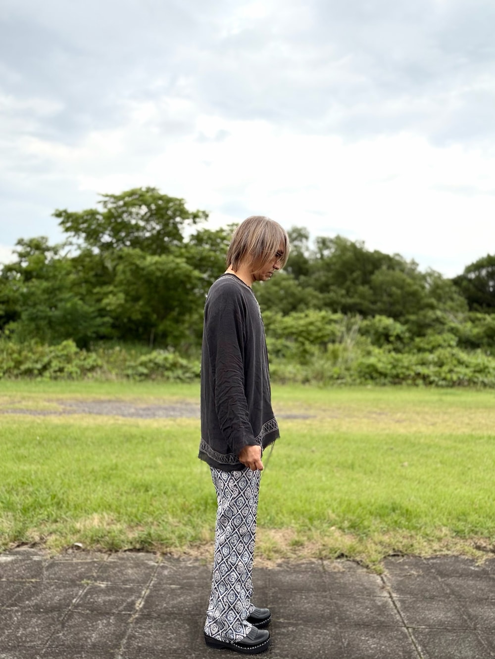 グレー系のTシャツ/カットソー、ブルー系のその他パンツ、ブラック系のサンダルを着用したメンズの夏コーディネートの2枚目の写真