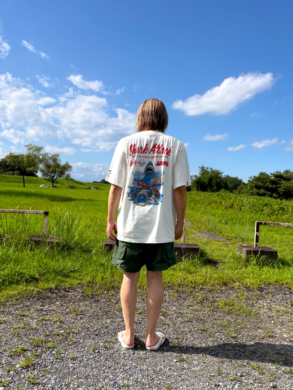 ホワイト系のサンダル、ホワイト系のTシャツ/カットソー、グリーン系のその他パンツを着用したメンズの夏コーディネートの3枚目の写真