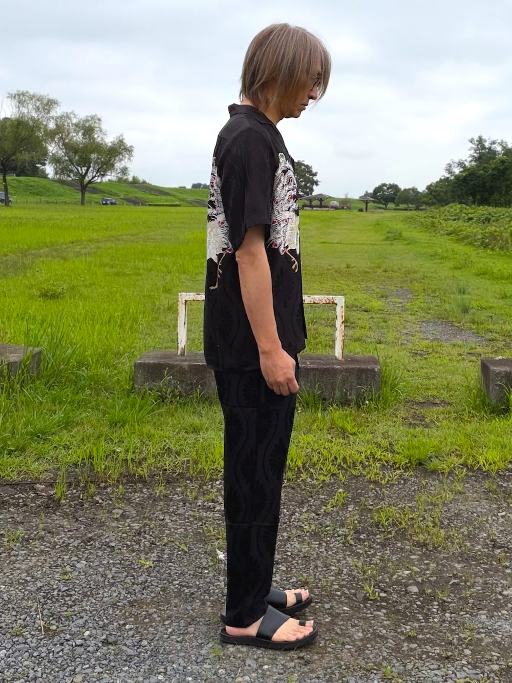 ブラック系のシャツ/ブラウス、ブラック系のその他パンツ、ブラウン系のサンダルを着用したメンズの夏コーディネートの4枚目の写真