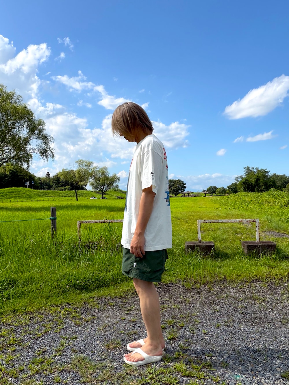 ホワイト系のサンダル、ホワイト系のTシャツ/カットソー、グリーン系のその他パンツを着用したメンズの夏コーディネートの4枚目の写真