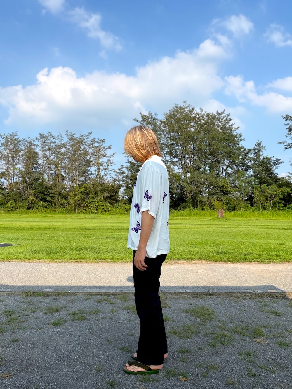 ホワイト系のシャツ/ブラウス、ブラック系のその他パンツ、グリーン系のサンダルを着用したメンズの秋コーディネートの4枚目の写真
