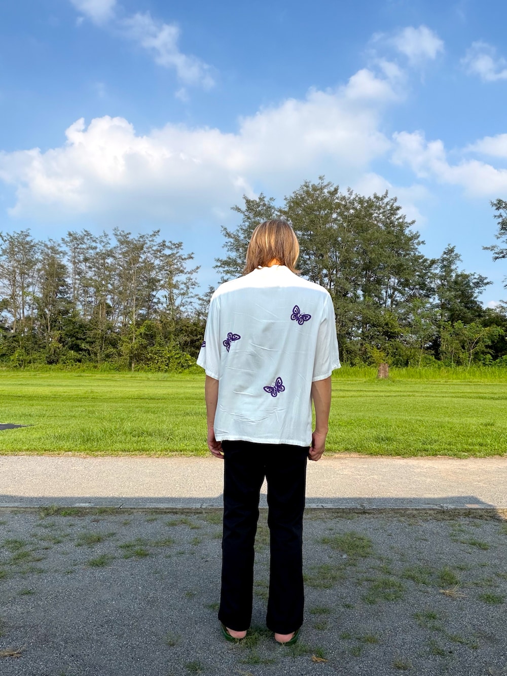 ホワイト系のシャツ/ブラウス、ブラック系のその他パンツ、グリーン系のサンダルを着用したメンズの秋コーディネートの3枚目の写真