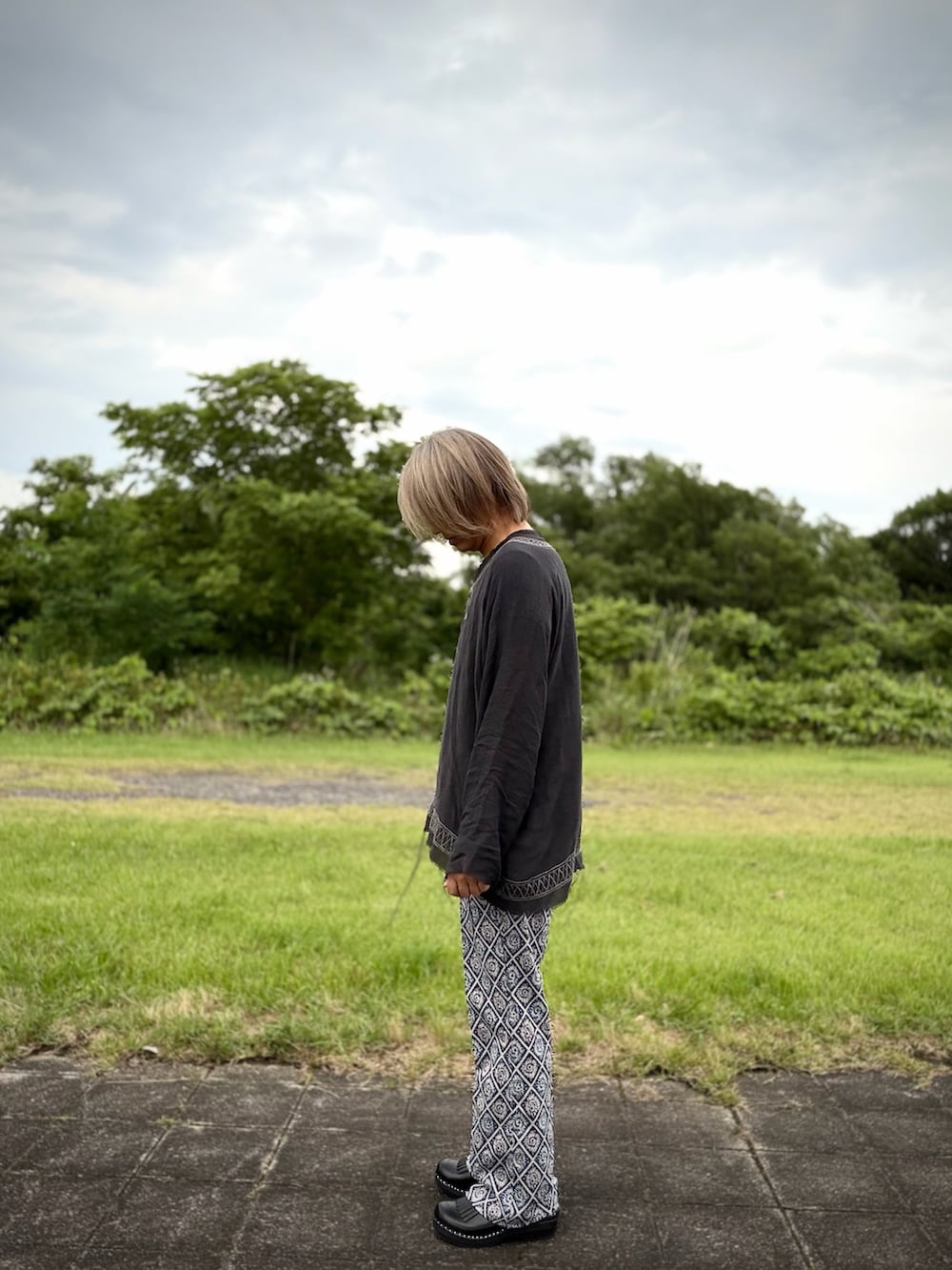 グレー系のTシャツ/カットソー、ブルー系のその他パンツ、ブラック系のサンダルを着用したメンズの夏コーディネートの4枚目の写真