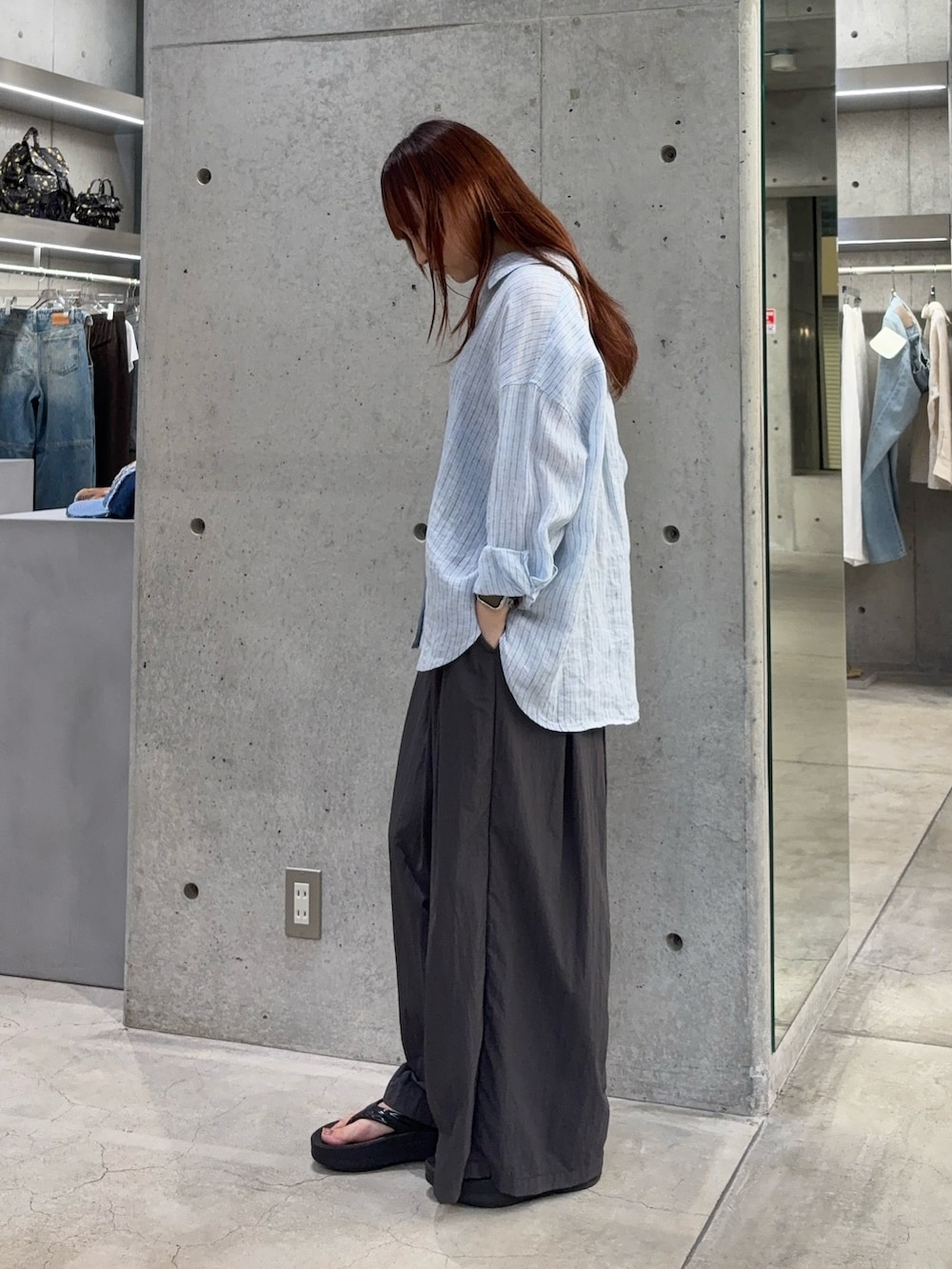 ブルー系のシャツ/ブラウス、ブルー系のタンクトップ、グレー系のその他パンツを着用したレディースの夏コーディネートの3枚目の写真