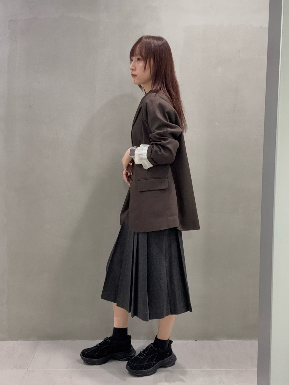 ブラウン系のその他アウター、ブラウン系のキャミソール、ブラウン系のTシャツ/カットソーを着用したレディースの秋コーディネートの2枚目の写真