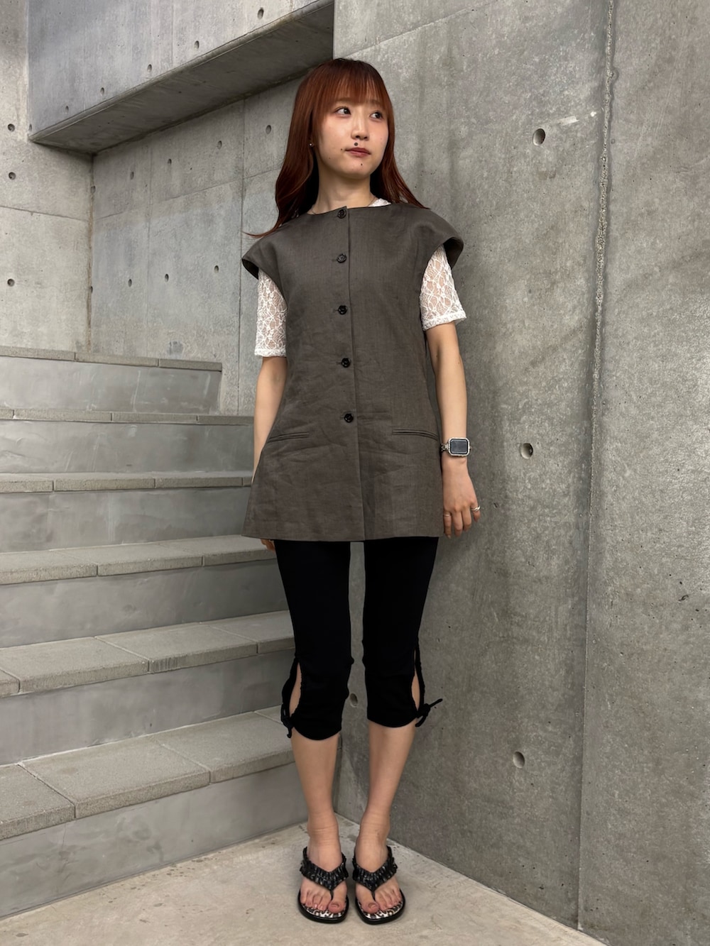 ホワイト系のTシャツ/カットソー、グリーン系のベスト、ブラック系のサンダルを着用したレディースの夏コーディネートの2枚目の写真