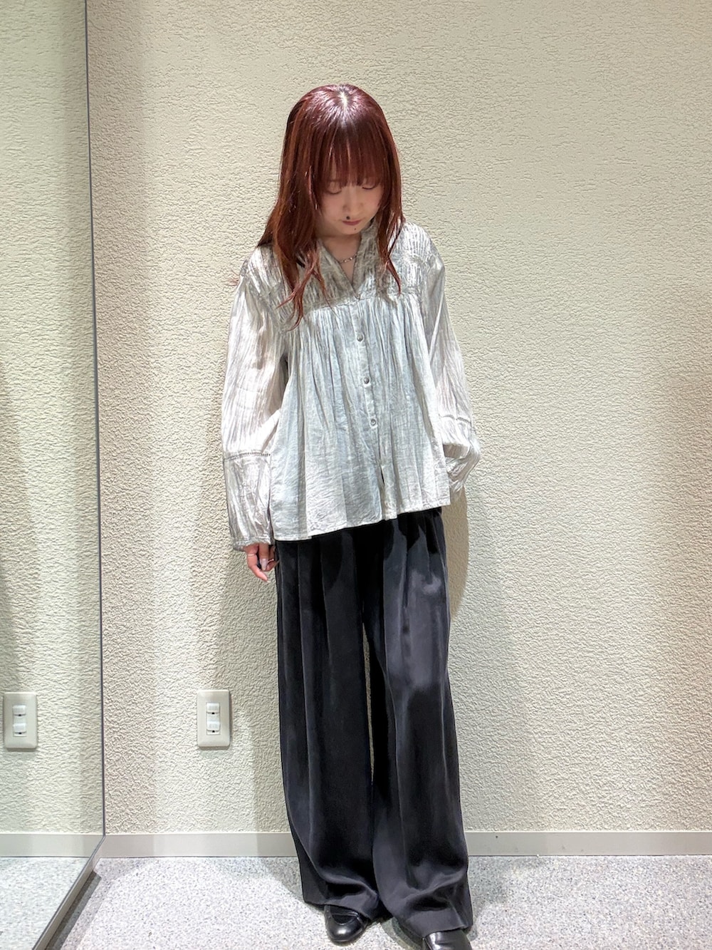 グレー系のシャツ/ブラウス、ブラック系のその他パンツ、ブラック系のサンダルを着用したレディースの夏コーディネートの2枚目の写真
