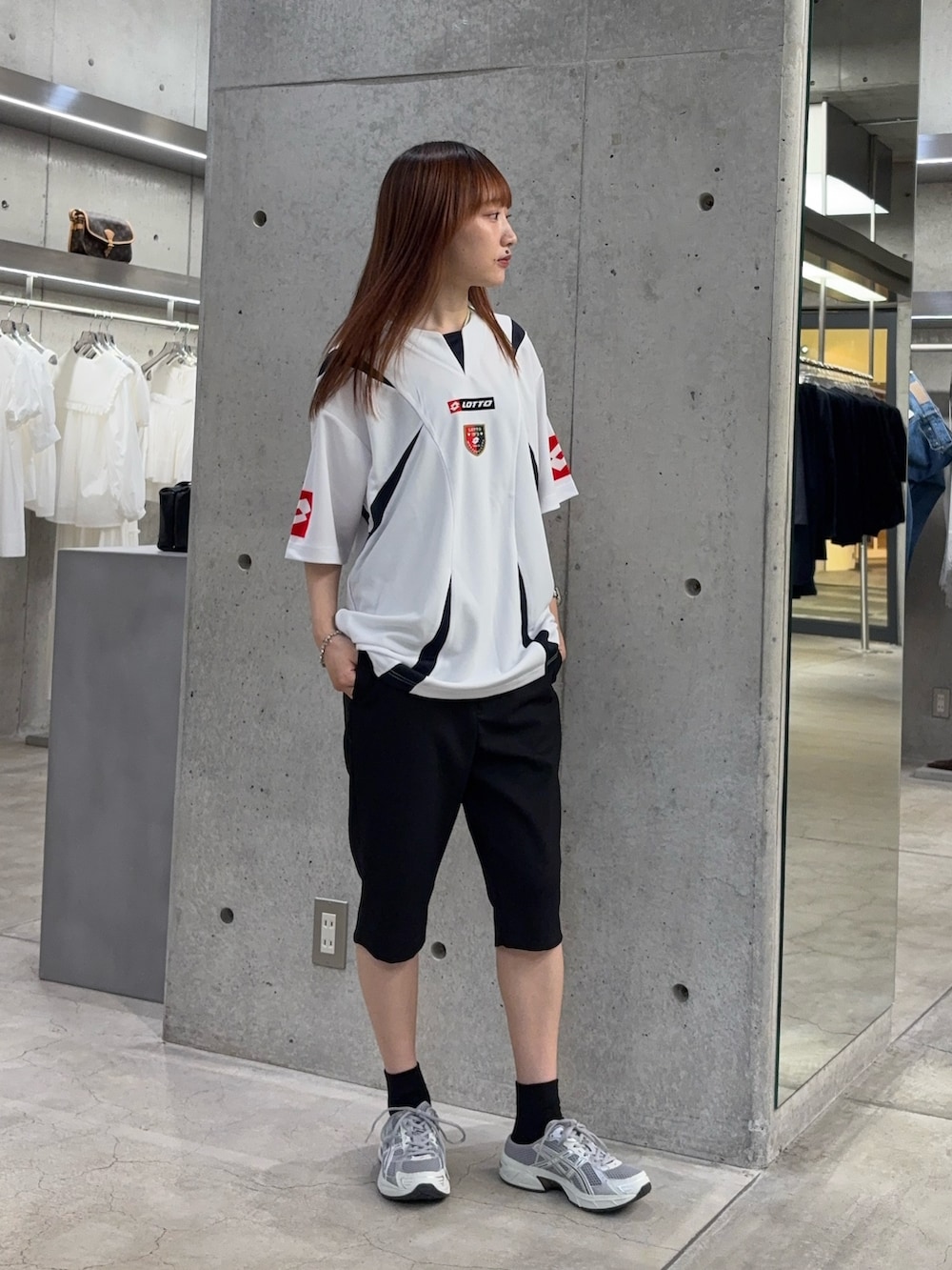 ホワイト系のTシャツ/カットソー、ブラック系のその他パンツ、グレー系のスニーカーを着用したレディースの夏コーディネートの4枚目の写真