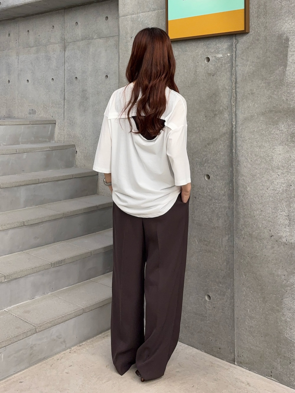 ホワイト系のTシャツ/カットソー、ブラウン系のタンクトップ、ブラウン系のその他パンツを着用したレディースの夏コーディネートの5枚目の写真