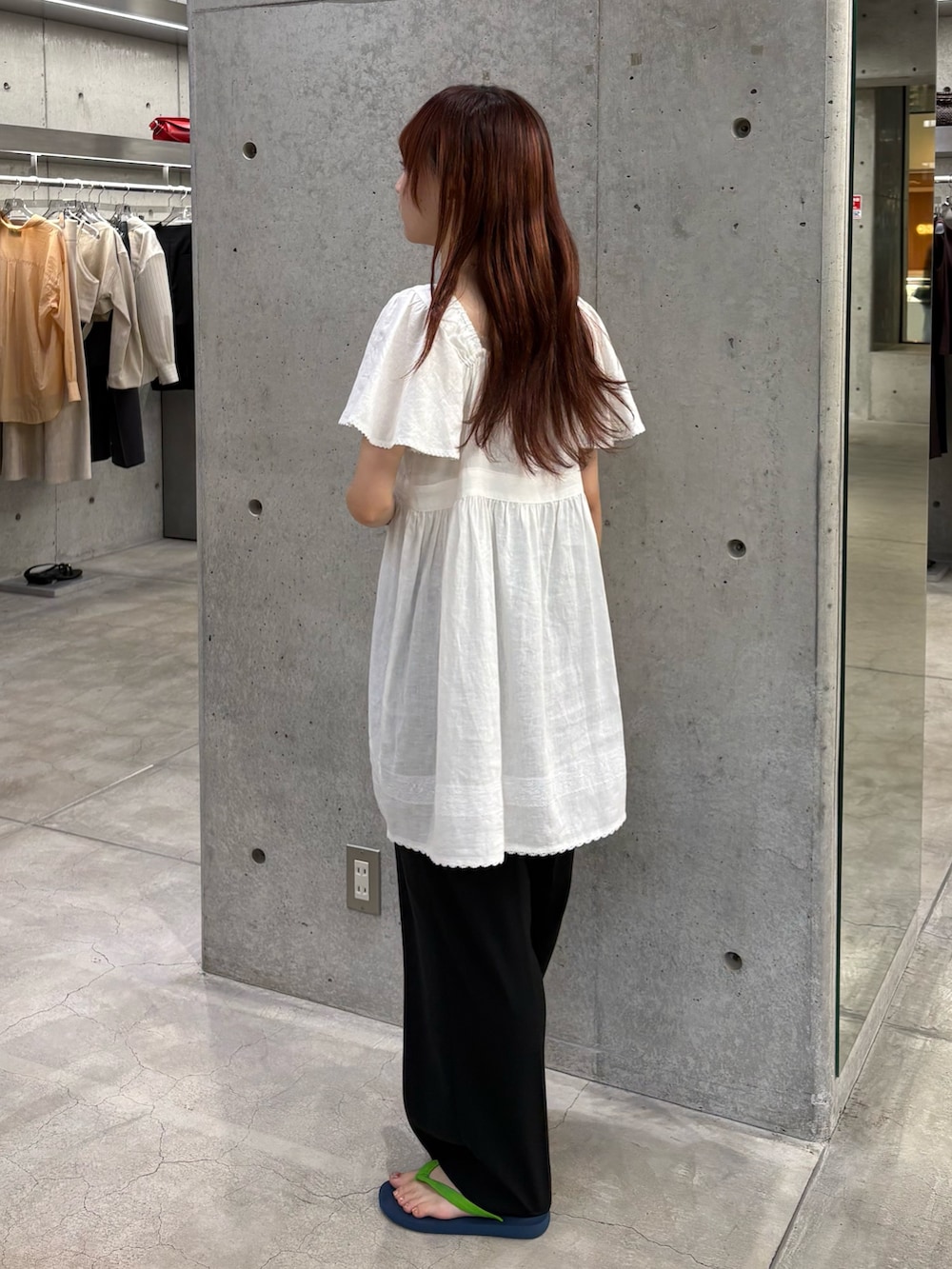 ホワイト系のシャツ/ブラウス、ブラック系のその他パンツを着用したレディースの夏コーディネートの3枚目の写真