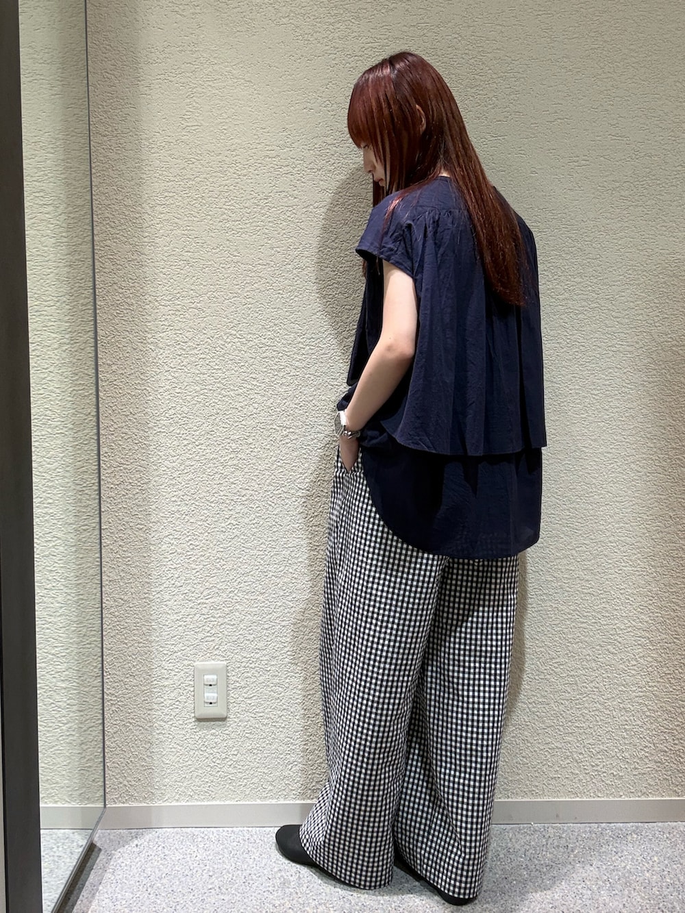 ブルー系のシャツ/ブラウス、ブラック系のその他シューズ、その他のその他パンツを着用したレディースの夏コーディネートの4枚目の写真