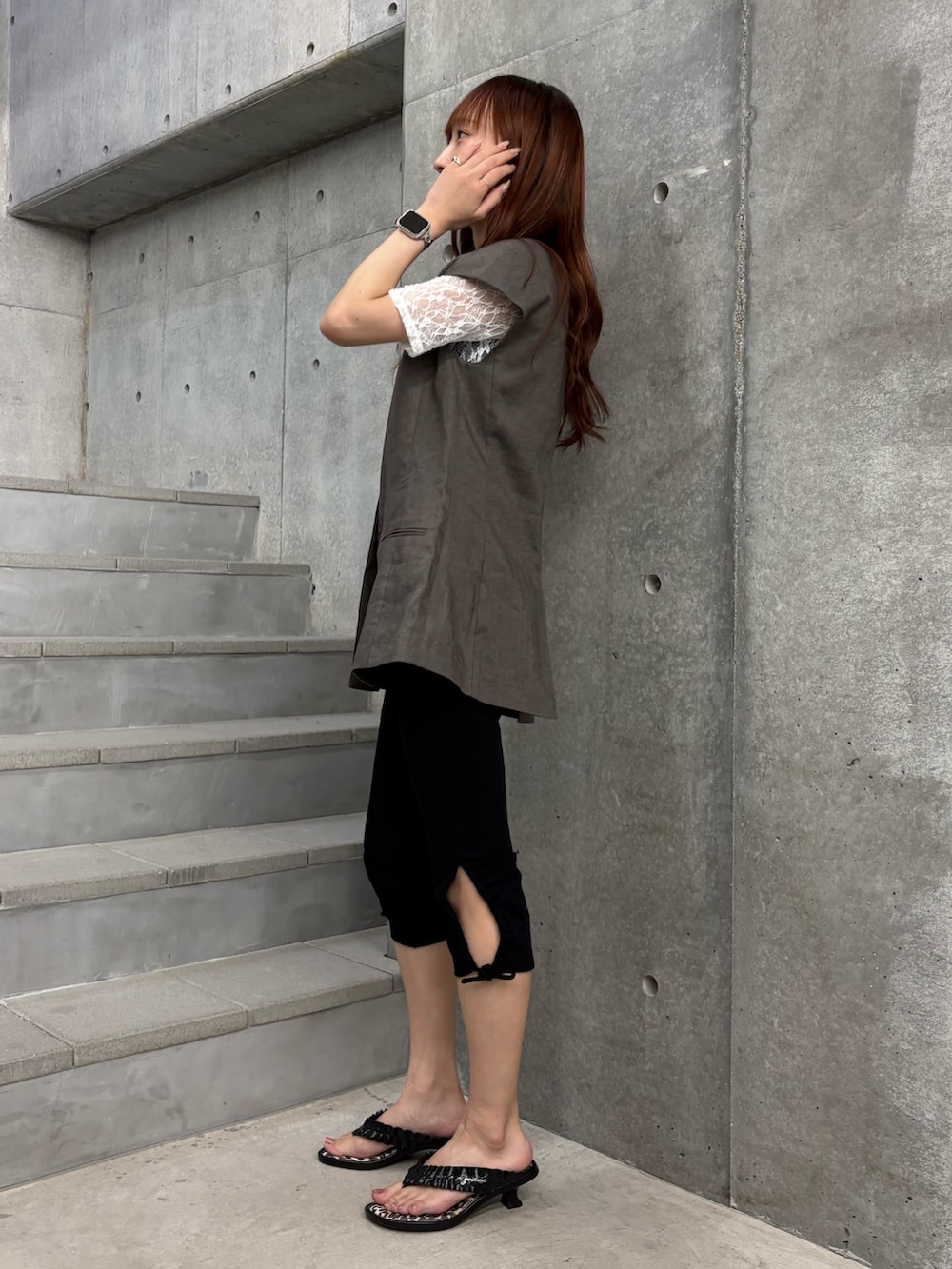 ホワイト系のTシャツ/カットソー、グリーン系のベスト、ブラック系のサンダルを着用したレディースの夏コーディネートの3枚目の写真