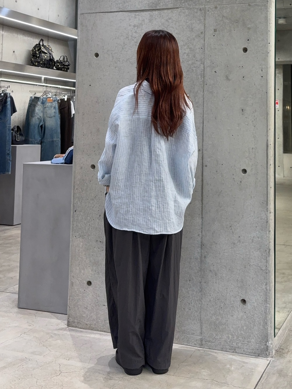 ブルー系のシャツ/ブラウス、ブルー系のタンクトップ、グレー系のその他パンツを着用したレディースの夏コーディネートの4枚目の写真