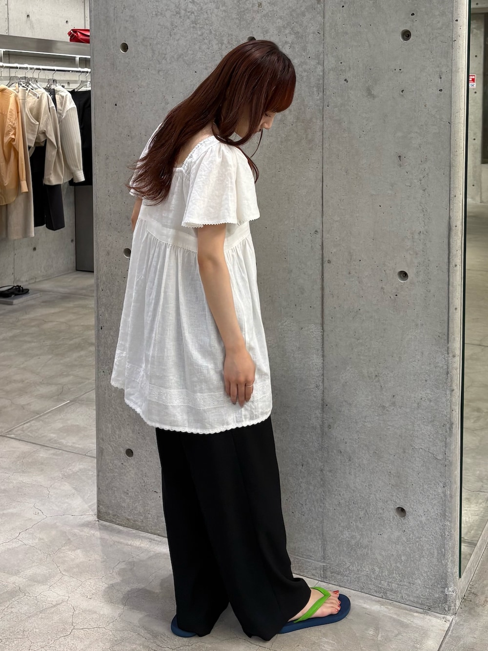 ホワイト系のシャツ/ブラウス、ブラック系のその他パンツを着用したレディースの夏コーディネートの2枚目の写真