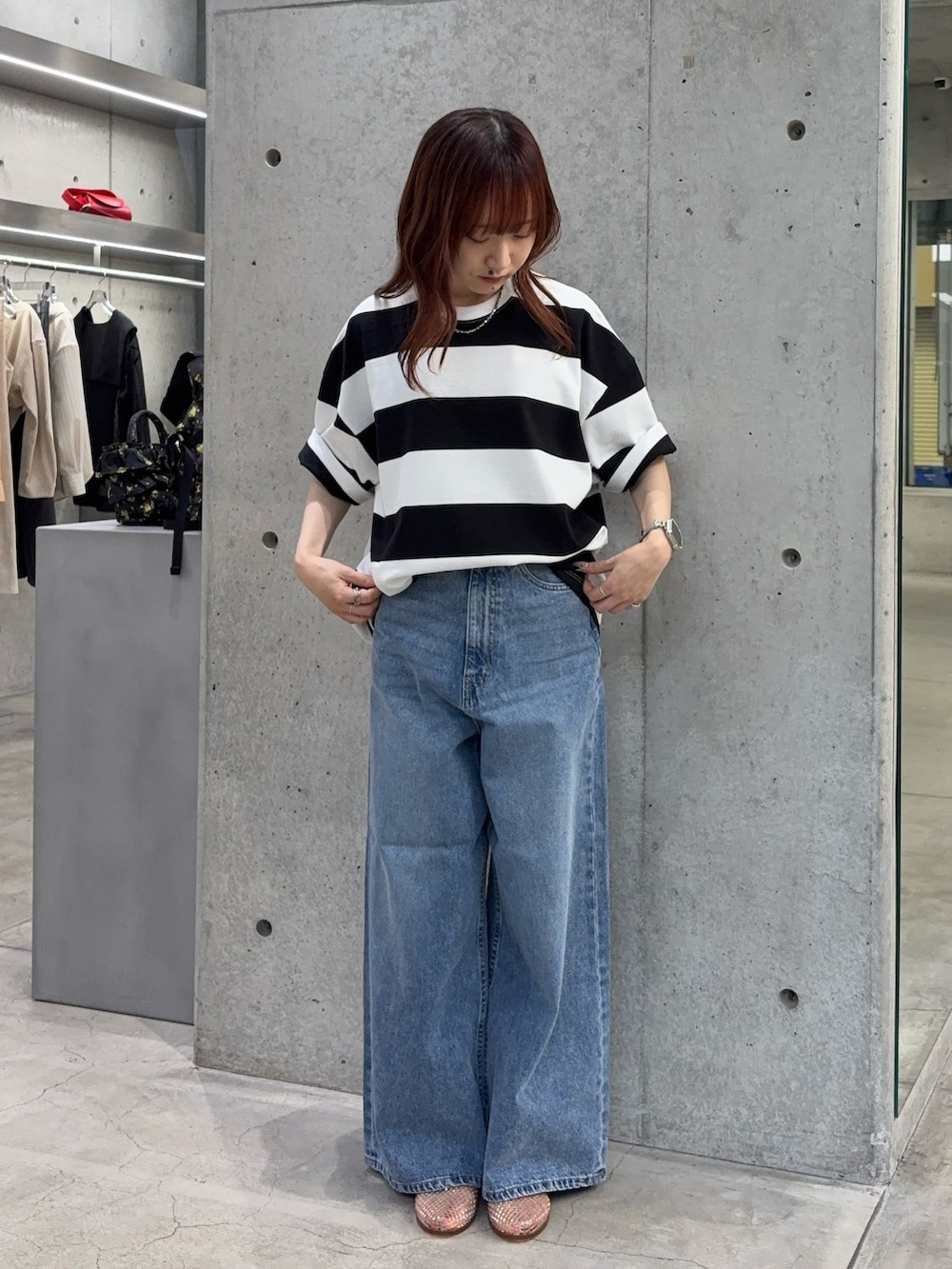 ブルー系のデニムパンツ、ベージュ系のバレエシューズ、ホワイト系のTシャツ/カットソーを着用したレディースの夏コーディネートの5枚目の写真