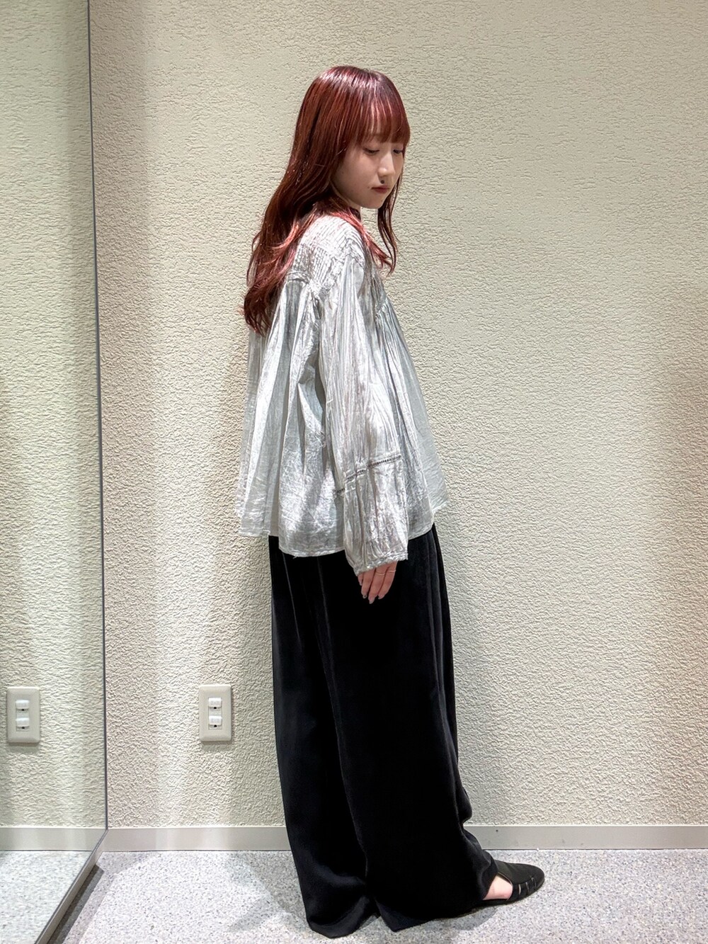 グレー系のシャツ/ブラウス、ブラック系のその他パンツ、ブラック系のサンダルを着用したレディースの夏コーディネートの5枚目の写真