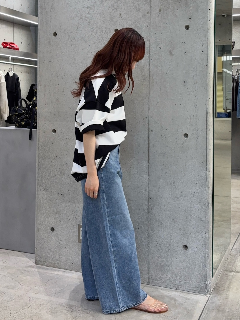 ブルー系のデニムパンツ、ベージュ系のバレエシューズ、ホワイト系のTシャツ/カットソーを着用したレディースの夏コーディネートの4枚目の写真