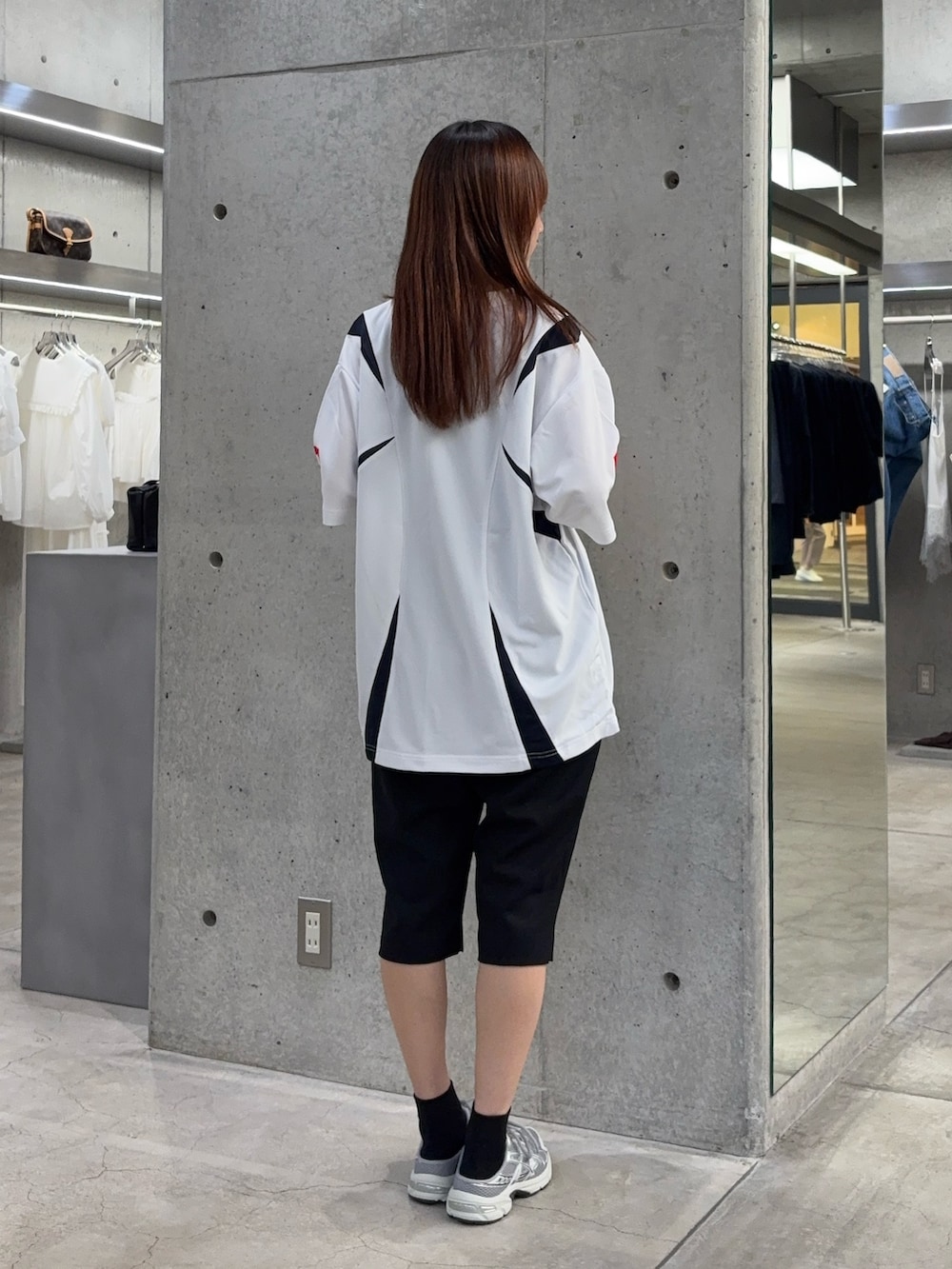 ホワイト系のTシャツ/カットソー、ブラック系のその他パンツ、グレー系のスニーカーを着用したレディースの夏コーディネートの3枚目の写真