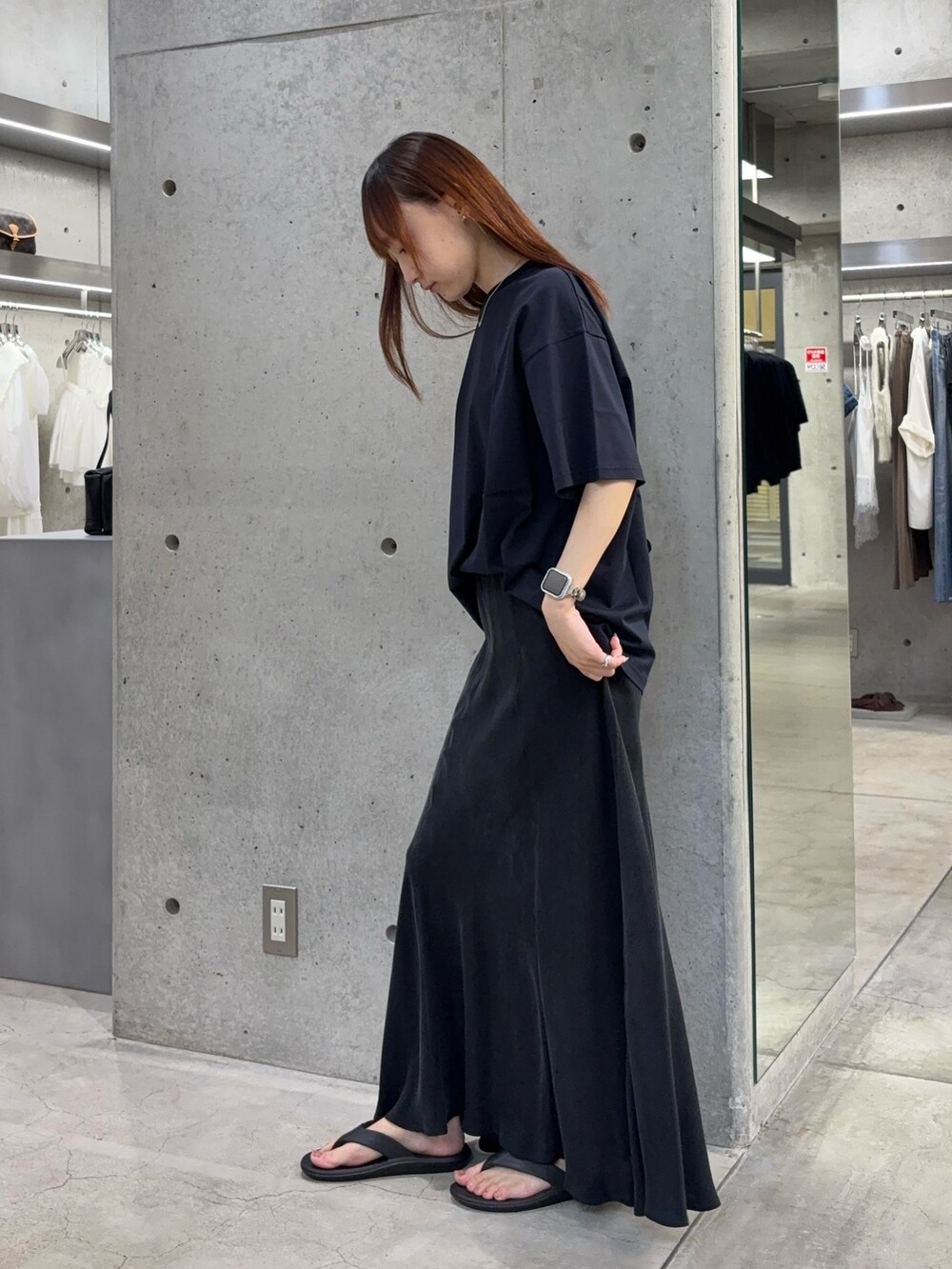 ブルー系のTシャツ/カットソー、ブラック系のスカート、ブラック系のサンダルを着用したレディースの夏コーディネートの3枚目の写真