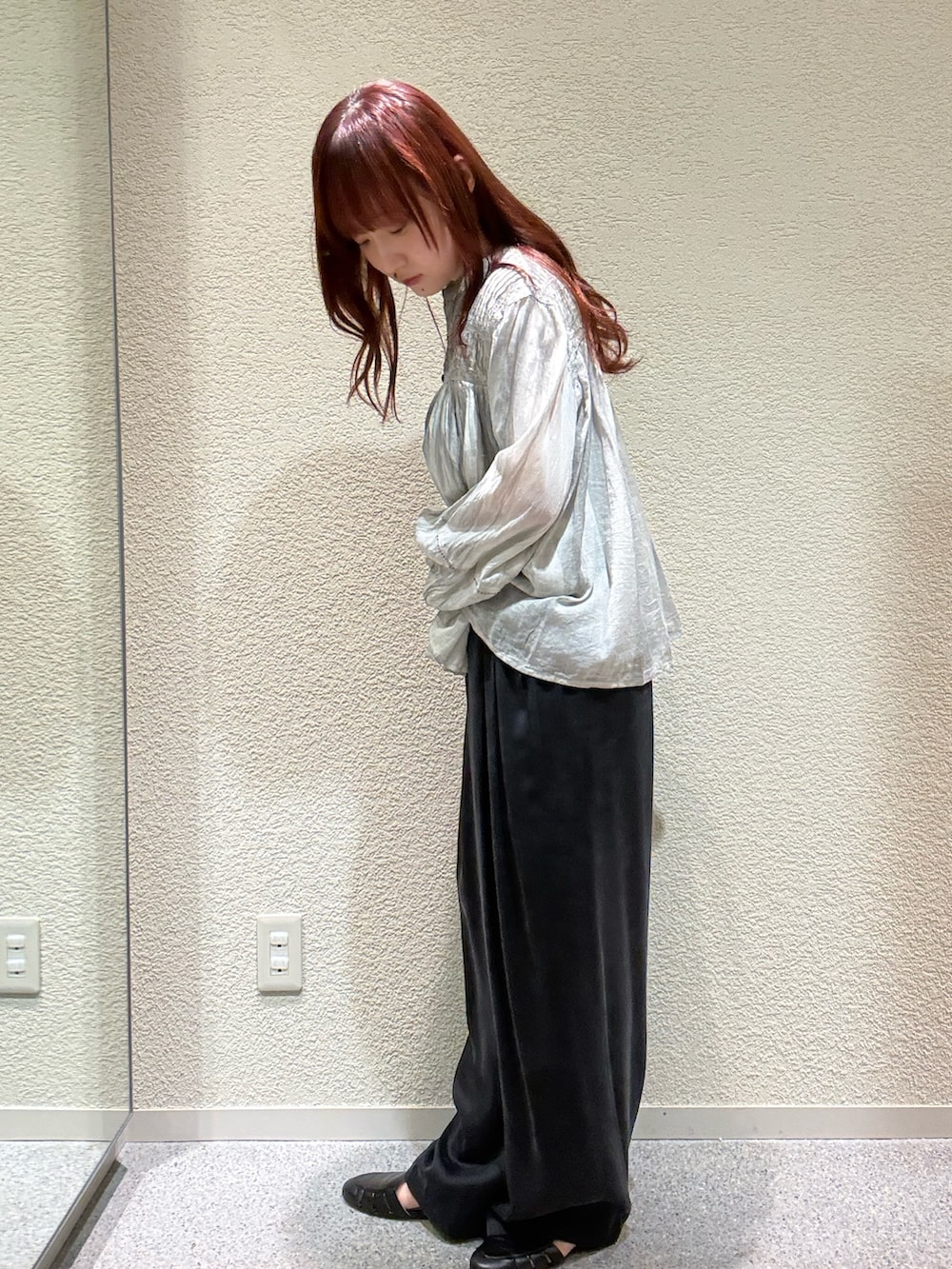 グレー系のシャツ/ブラウス、ブラック系のその他パンツ、ブラック系のサンダルを着用したレディースの夏コーディネートの3枚目の写真