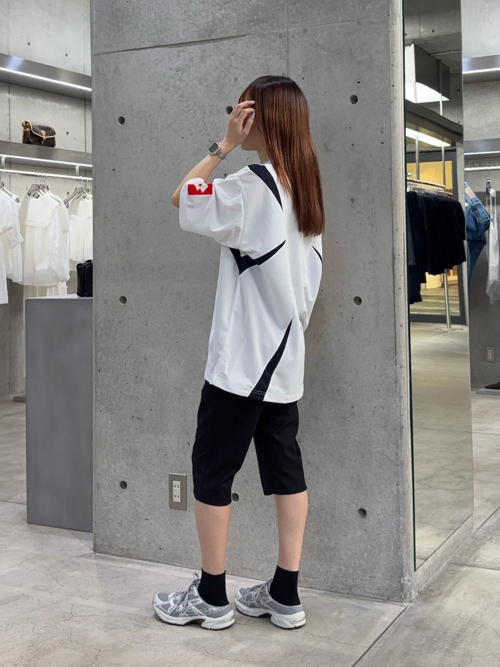 ホワイト系のTシャツ/カットソー、ブラック系のその他パンツ、グレー系のスニーカーを着用したレディースの夏コーディネートの2枚目の写真