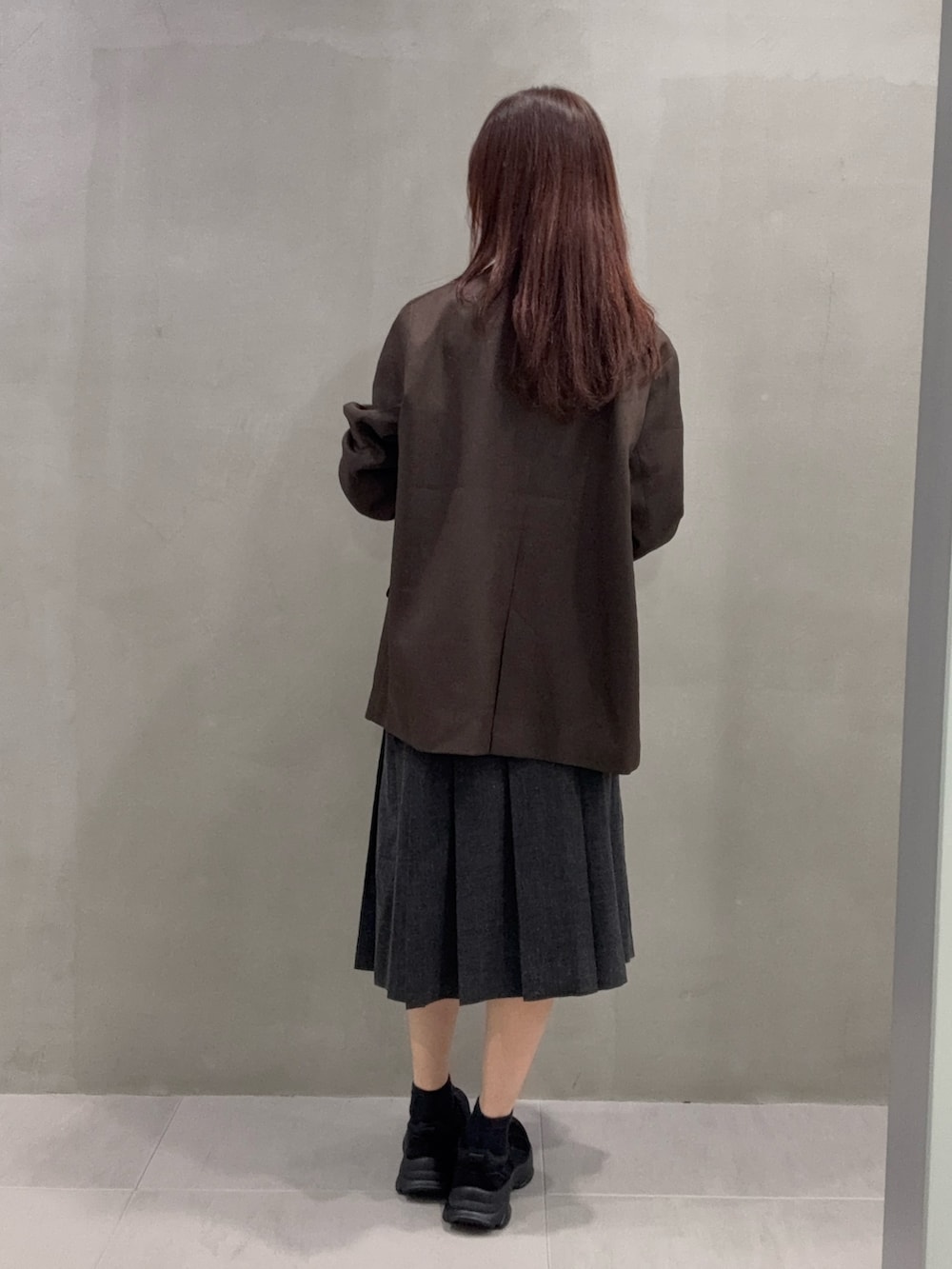 ブラウン系のその他アウター、ブラウン系のキャミソール、ブラウン系のTシャツ/カットソーを着用したレディースの秋コーディネートの3枚目の写真