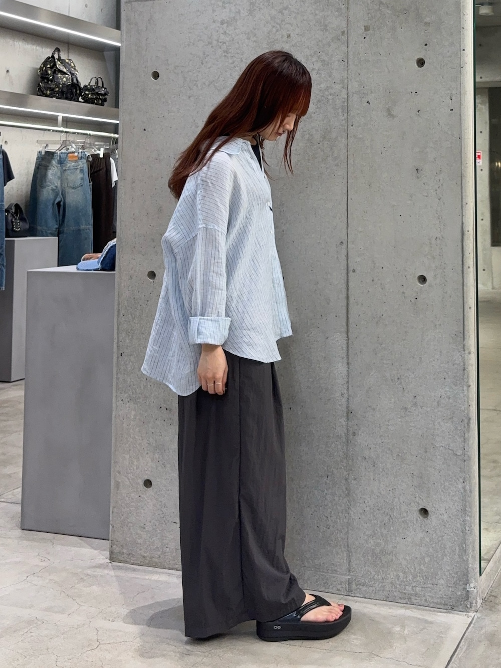 ブルー系のシャツ/ブラウス、ブルー系のタンクトップ、グレー系のその他パンツを着用したレディースの夏コーディネートの5枚目の写真