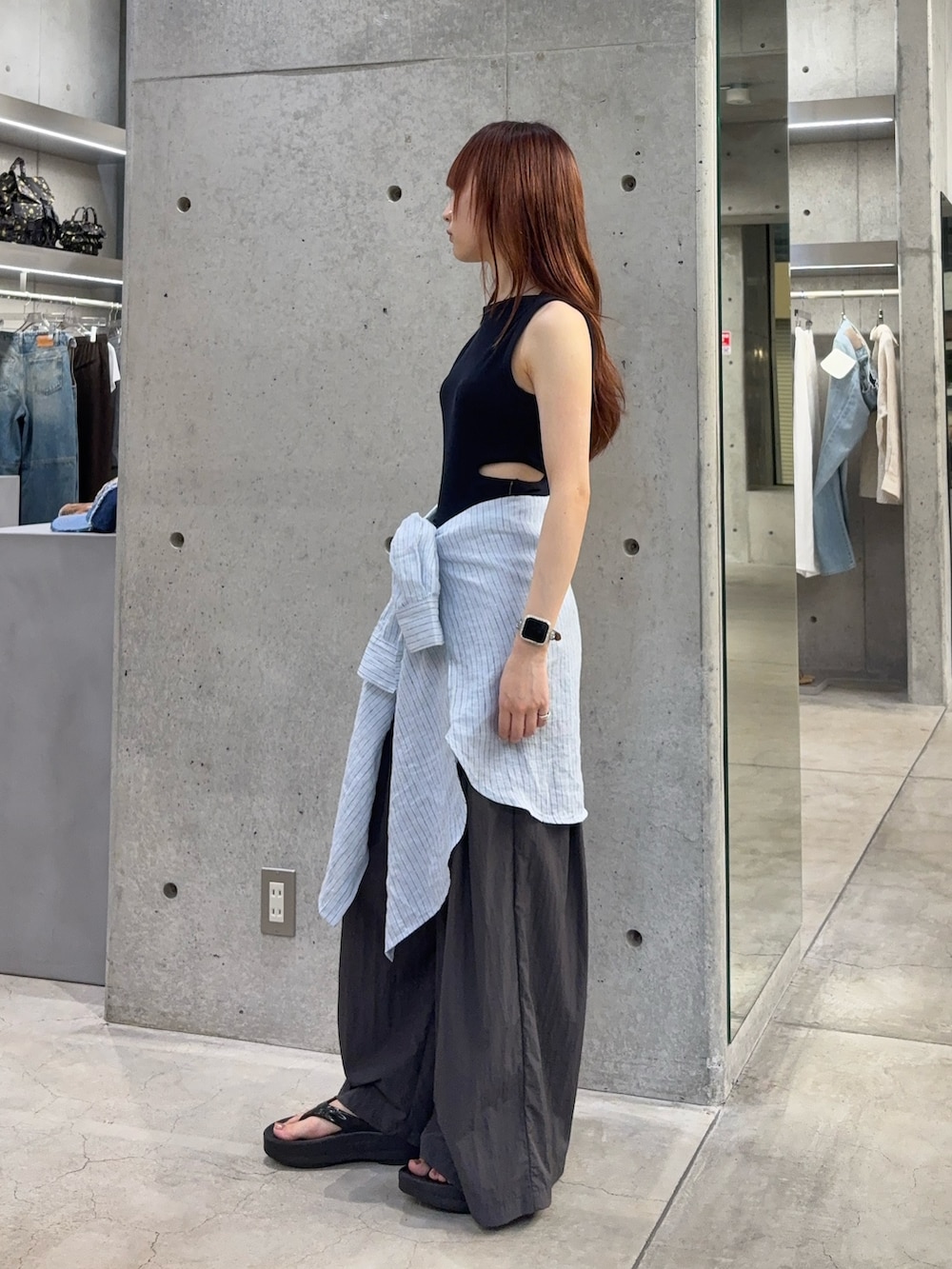 ブルー系のシャツ/ブラウス、ブルー系のタンクトップ、グレー系のその他パンツを着用したレディースの夏コーディネートの7枚目の写真