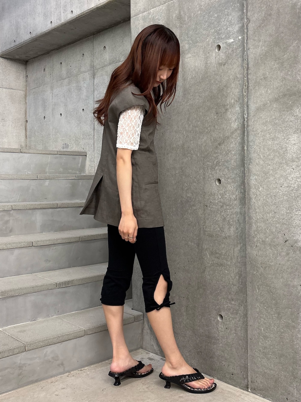 ホワイト系のTシャツ/カットソー、グリーン系のベスト、ブラック系のサンダルを着用したレディースの夏コーディネートの5枚目の写真