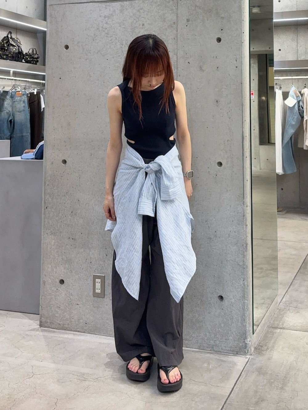 ブルー系のシャツ/ブラウス、ブルー系のタンクトップ、グレー系のその他パンツを着用したレディースの夏コーディネートの6枚目の写真